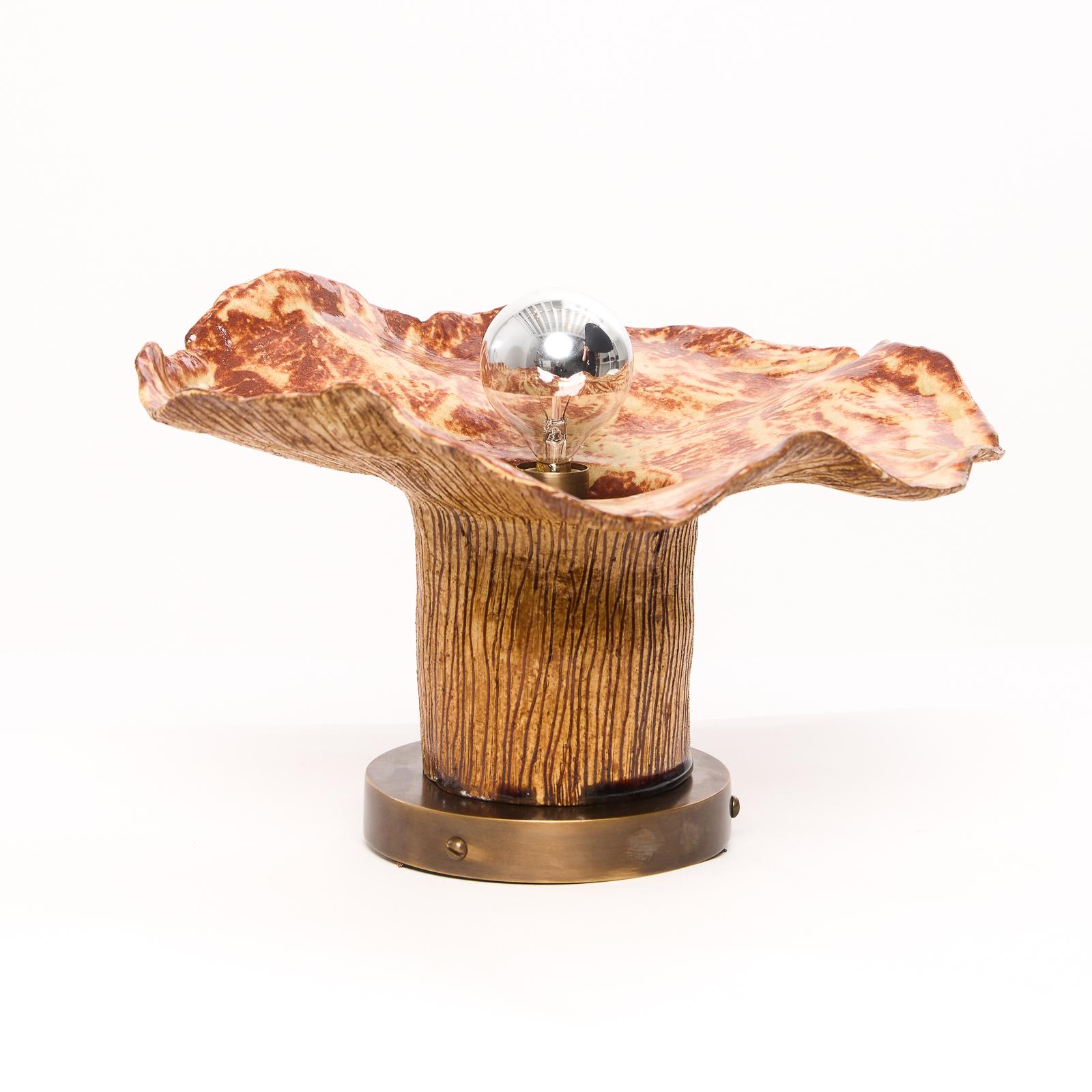 XXIe siècle et contemporain Lampe de table champignon en céramique émaillée organique et laiton faite à la main  - Tente de DH en vente