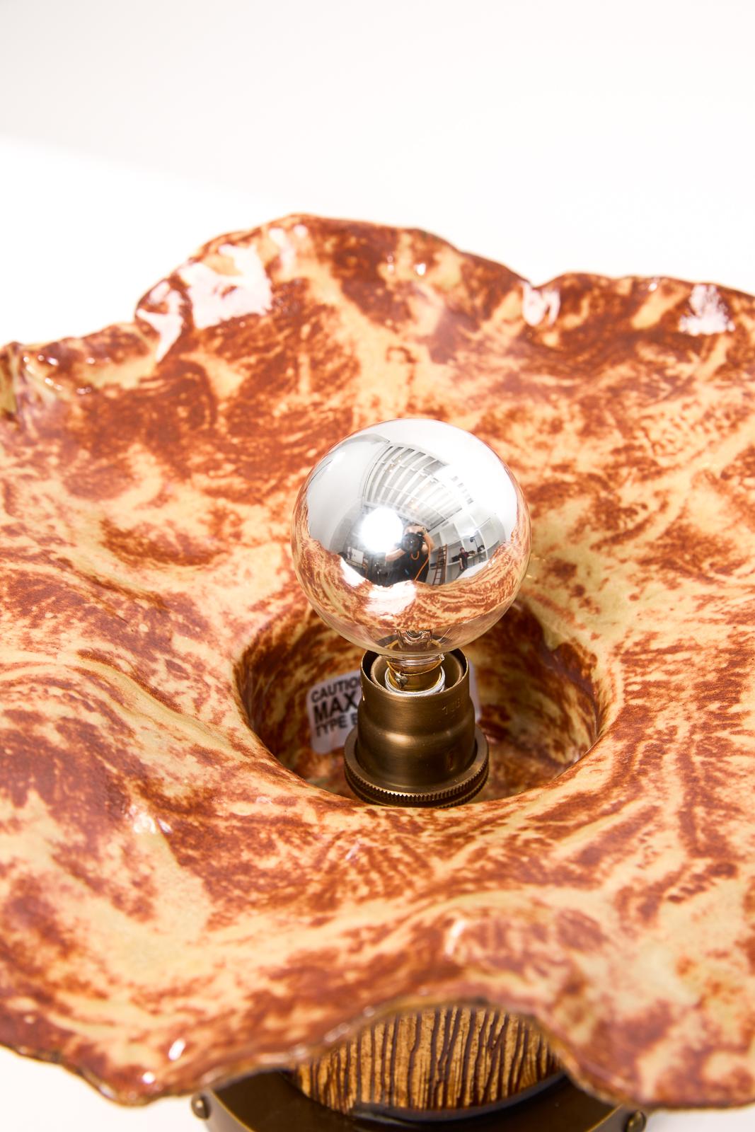Laiton Lampe de table champignon en céramique émaillée organique et laiton faite à la main  - Tente de DH en vente