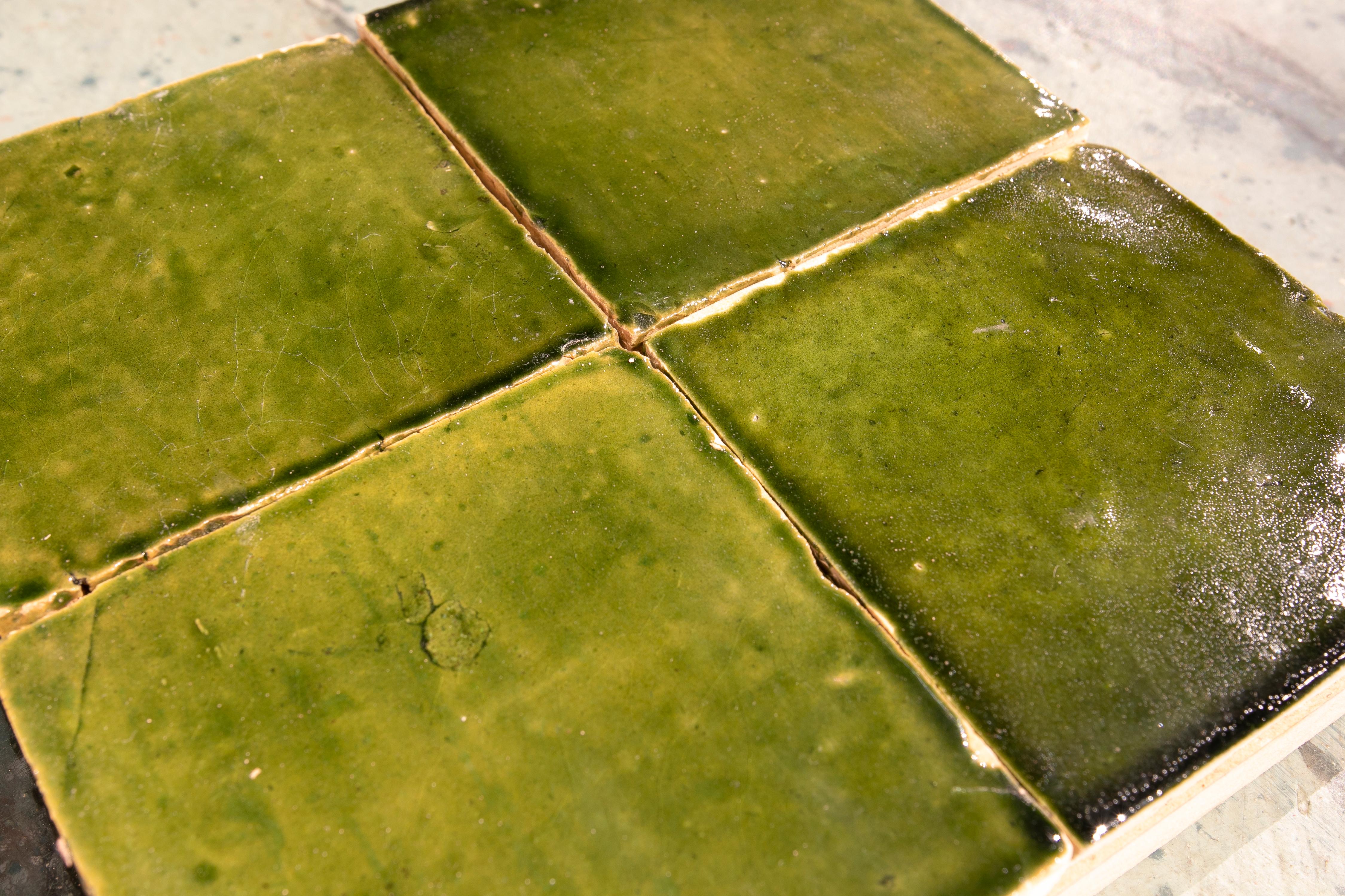 Handgefertigte glasierte Zelige-Kachel in grüner Farbe im Zustand „Neu“ im Angebot in Marbella, ES