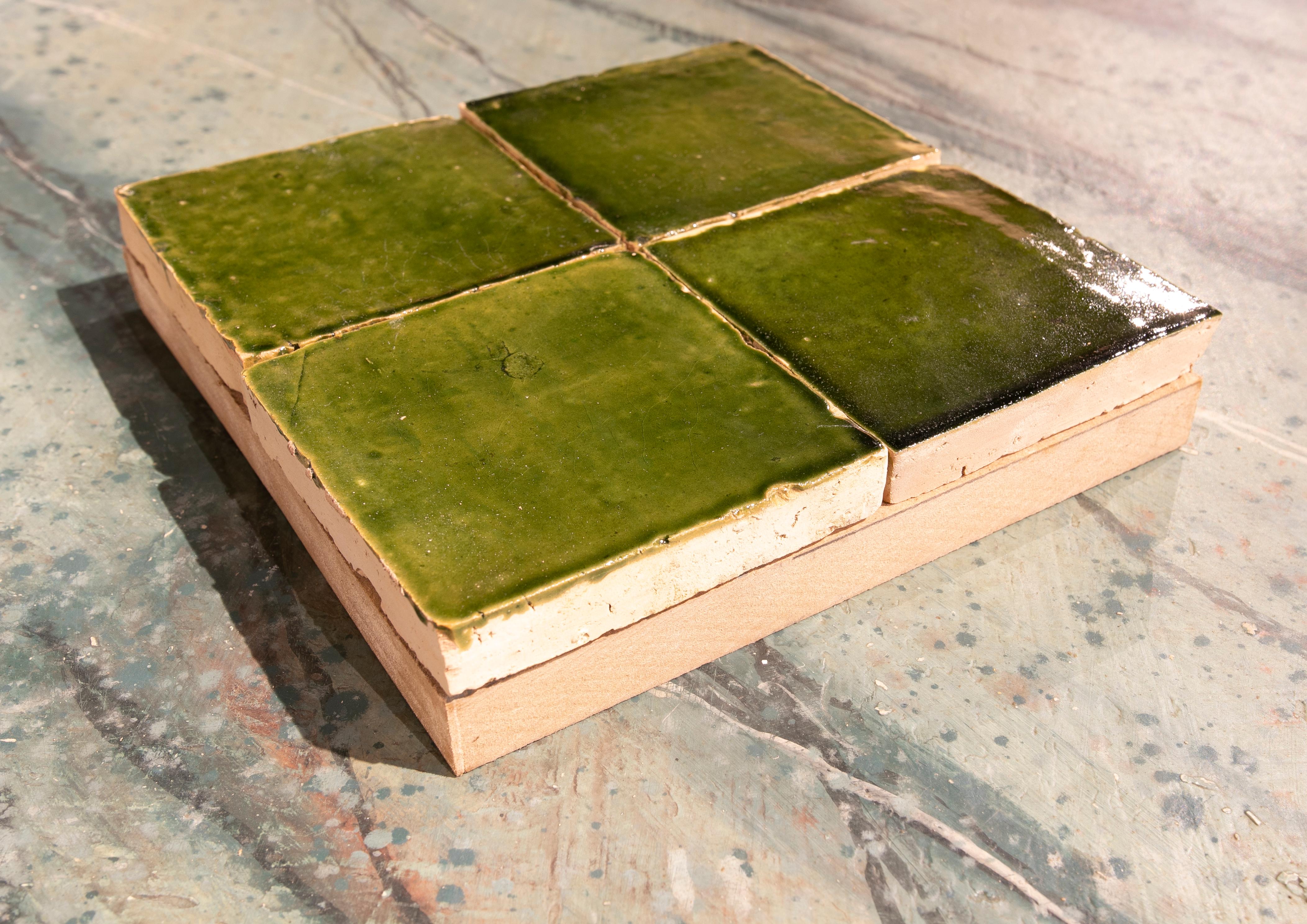 Handgefertigte glasierte Zelige-Kachel in grüner Farbe (21. Jahrhundert und zeitgenössisch) im Angebot