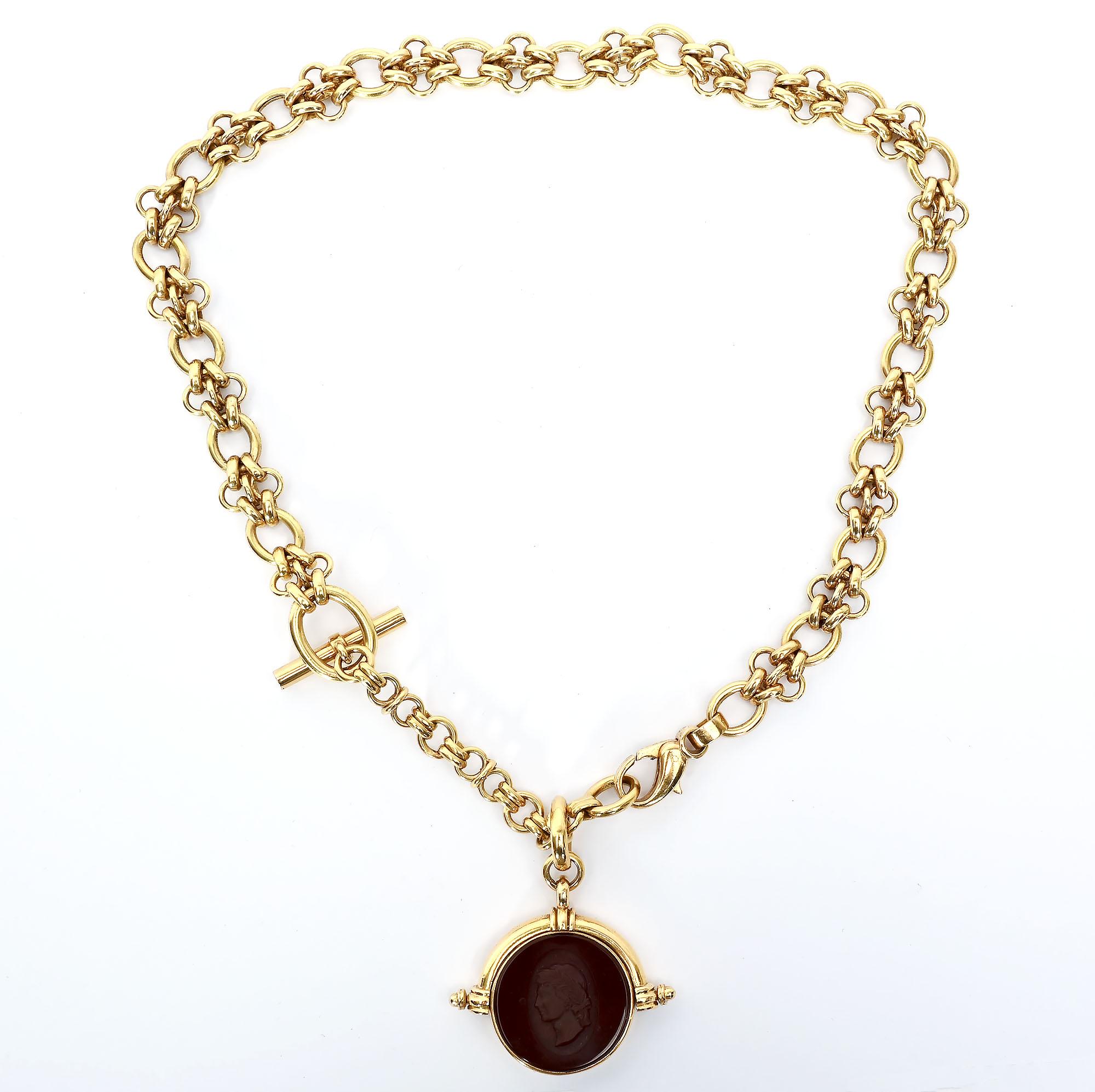 Ce magnifique collier en or 18 carats fait à la main peut être porté de deux manières. En tant que chaîne seule, elle mesure 16 pouces 1/4. Les liens ont une largeur d'un demi-pouce.  Un pendentif rond en cornaline avec un profil finement sculpté