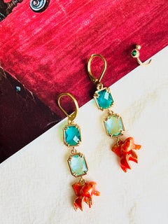 Pendientes de aro rectangulares hechos a mano en color naranja dorado con forma de pececito, con aberturas y colgantes