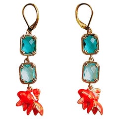 Pendientes de aro rectangulares hechos a mano en color naranja dorado con forma de pececito, con aberturas y colgantes