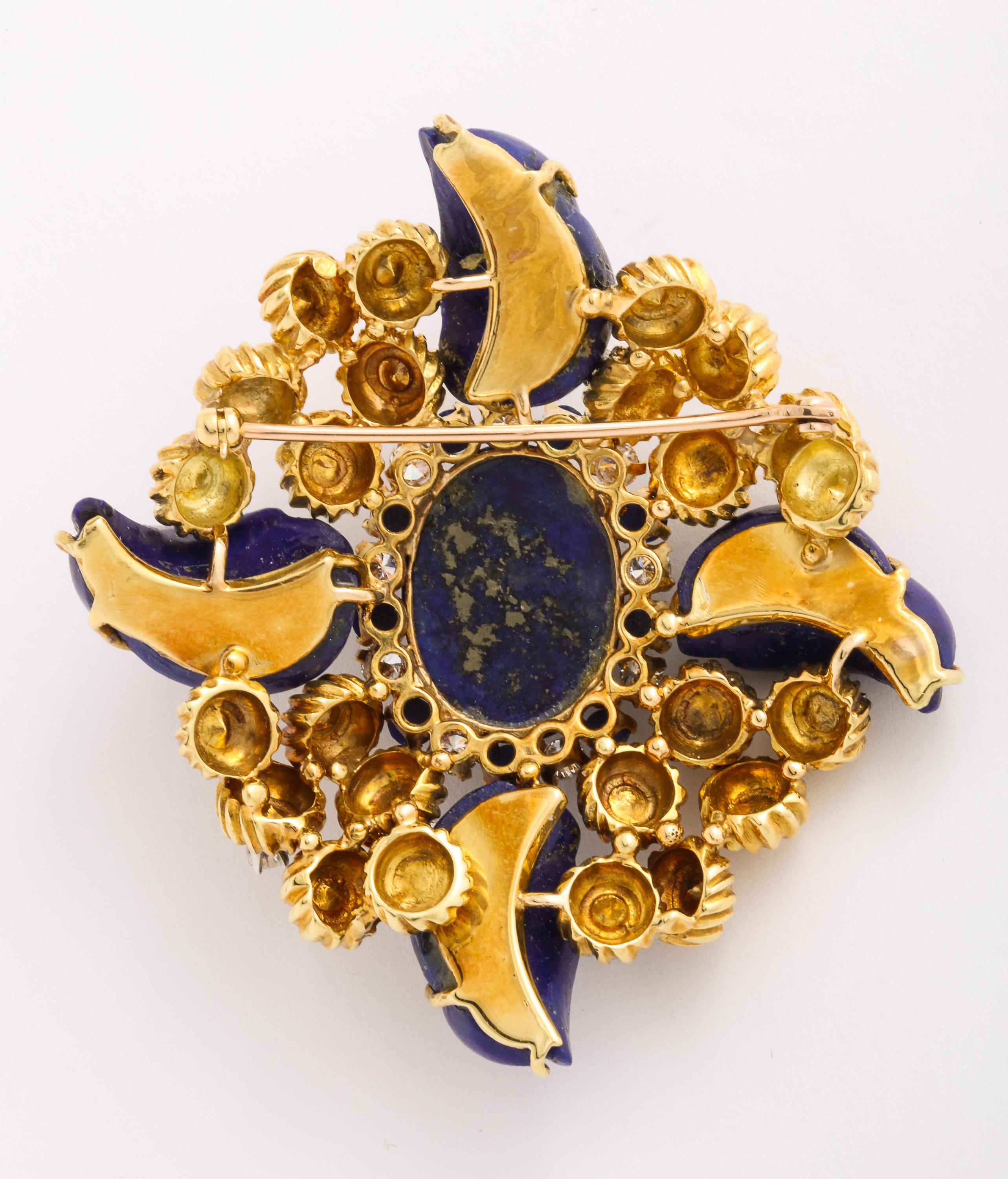 Handgefertigte goldene Anstecknadel mit geschnitztem Lapis und Diamanten Damen im Angebot