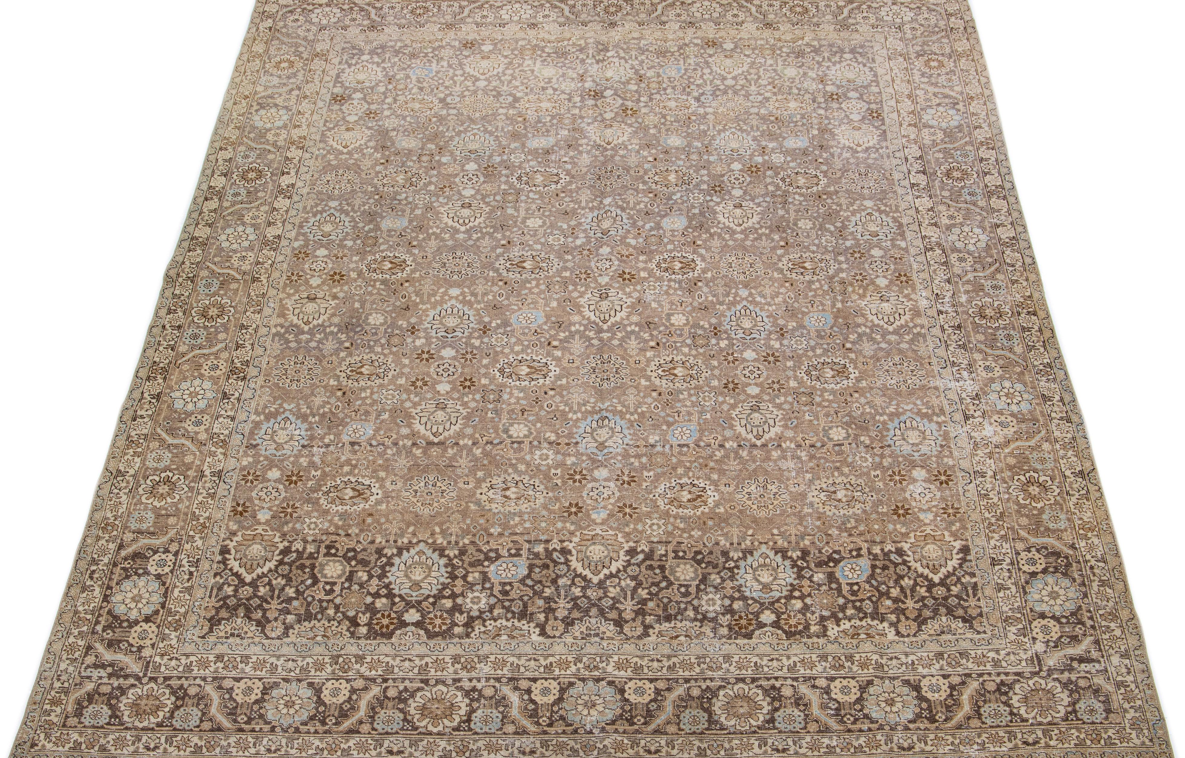Bellissimo tappeto antico Tabriz persiano annodato a mano in lana con campo grigio. Questo pezzo ha una cornice disegnata con accenti blu, beige e marroni in uno splendido disegno floreale all-over.

Questo tappeto misura: 8'6' x 12'1