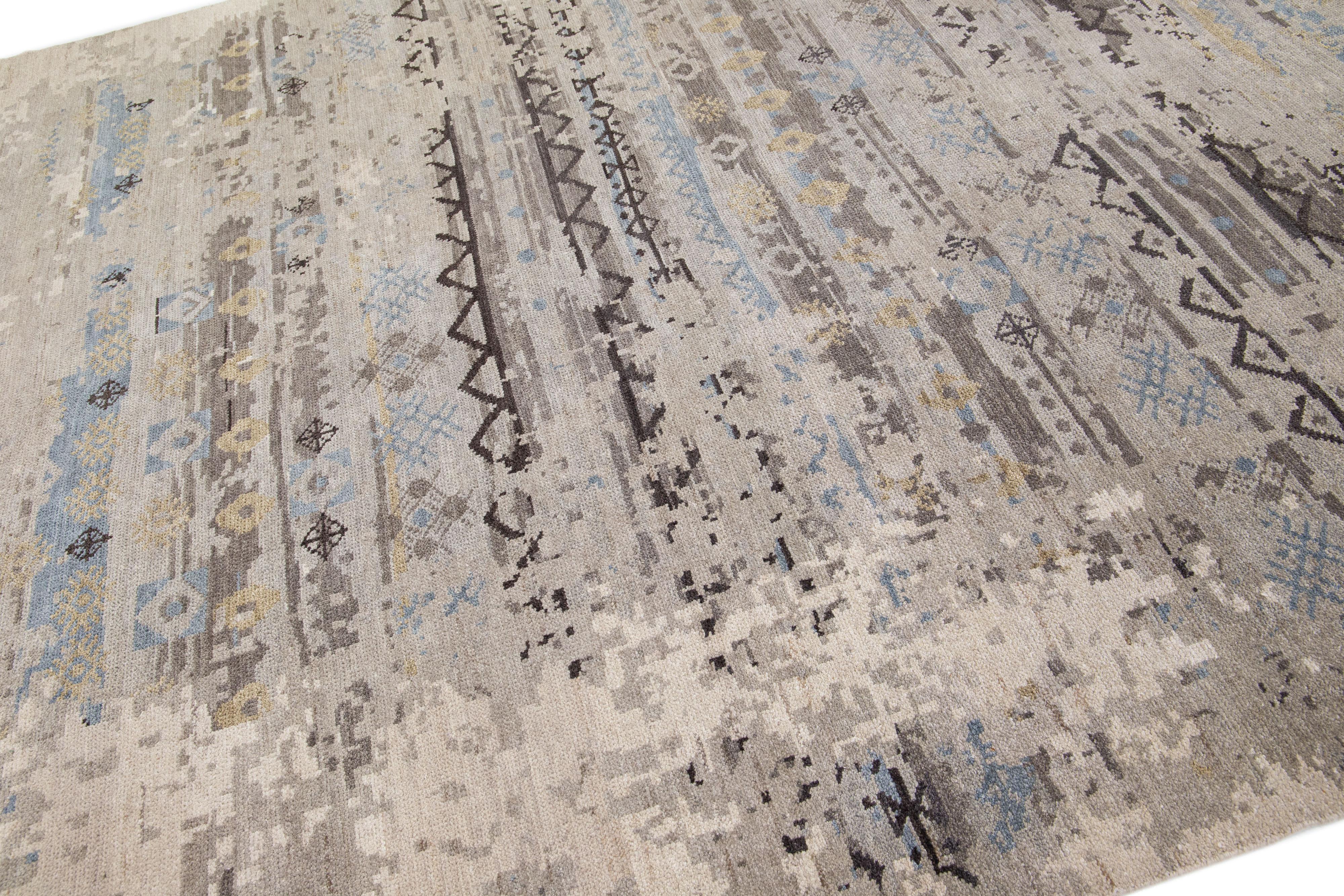 Handgefertigter grauer moderner Teppich aus Wolle und Seide mit abstraktem Design (Islamisch) im Angebot
