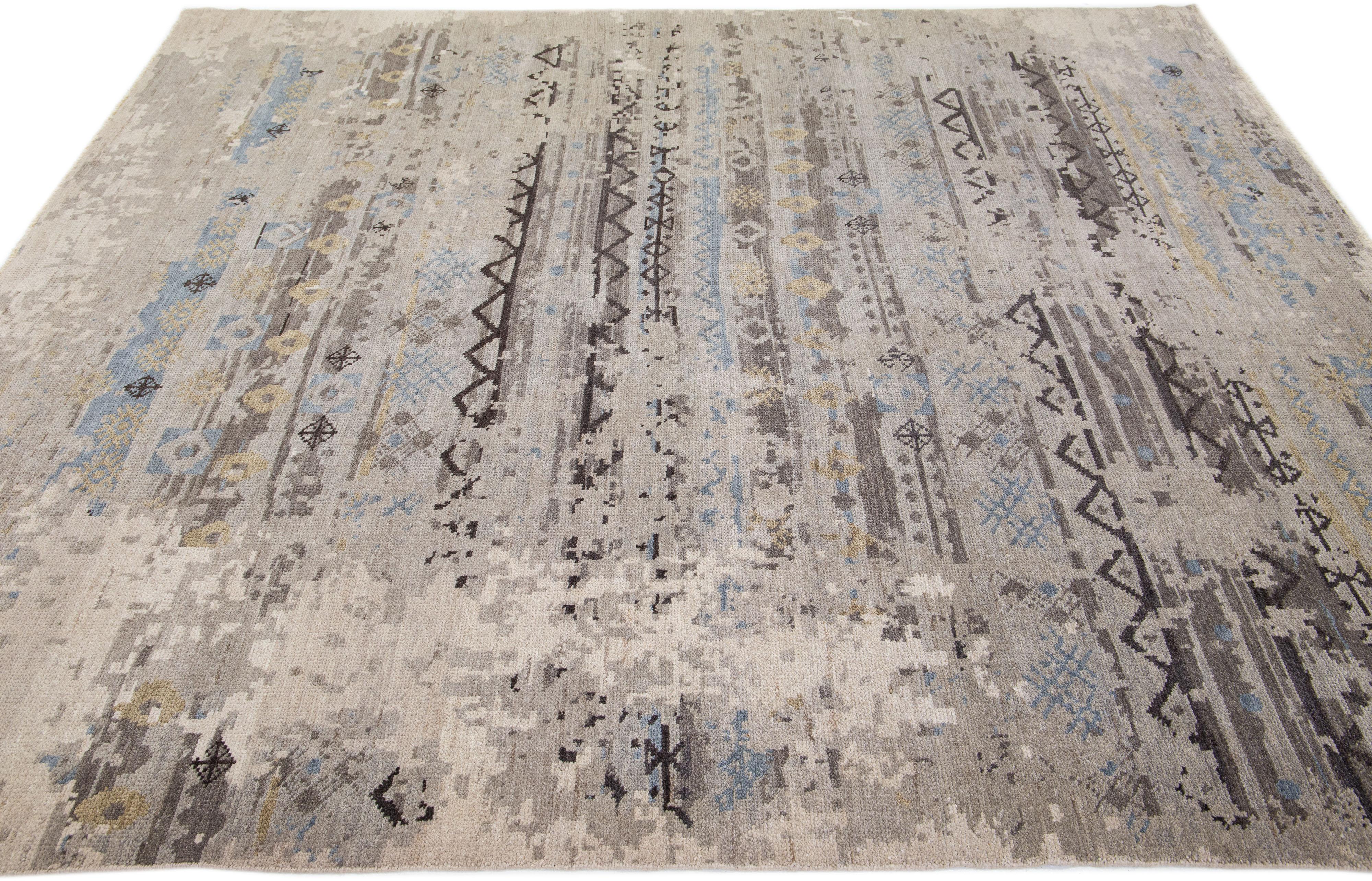 Handgefertigter grauer moderner Teppich aus Wolle und Seide mit abstraktem Design (Indisch) im Angebot