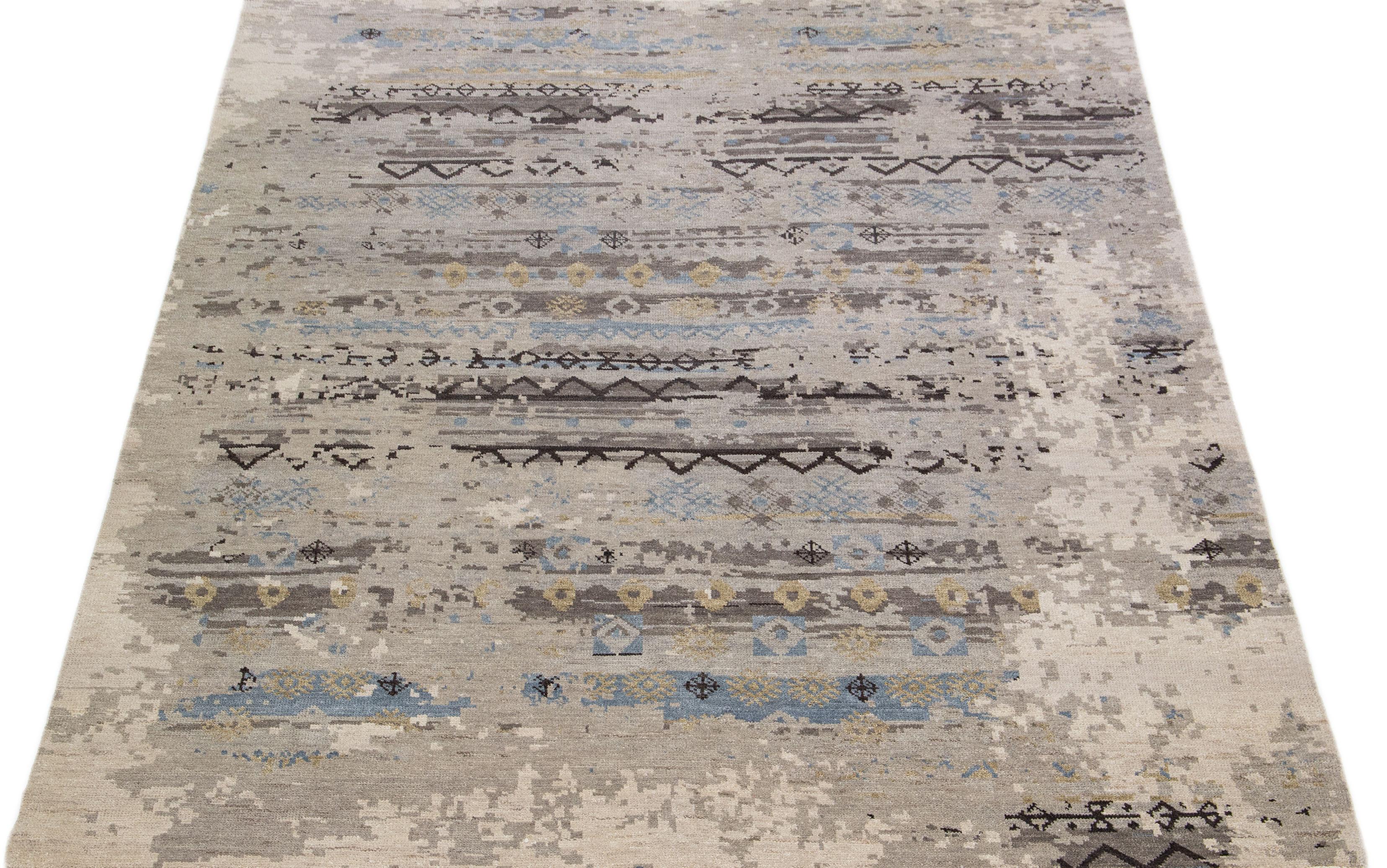 Handgefertigter grauer moderner Teppich aus Wolle und Seide mit abstraktem Design im Zustand „Neu“ im Angebot in Norwalk, CT