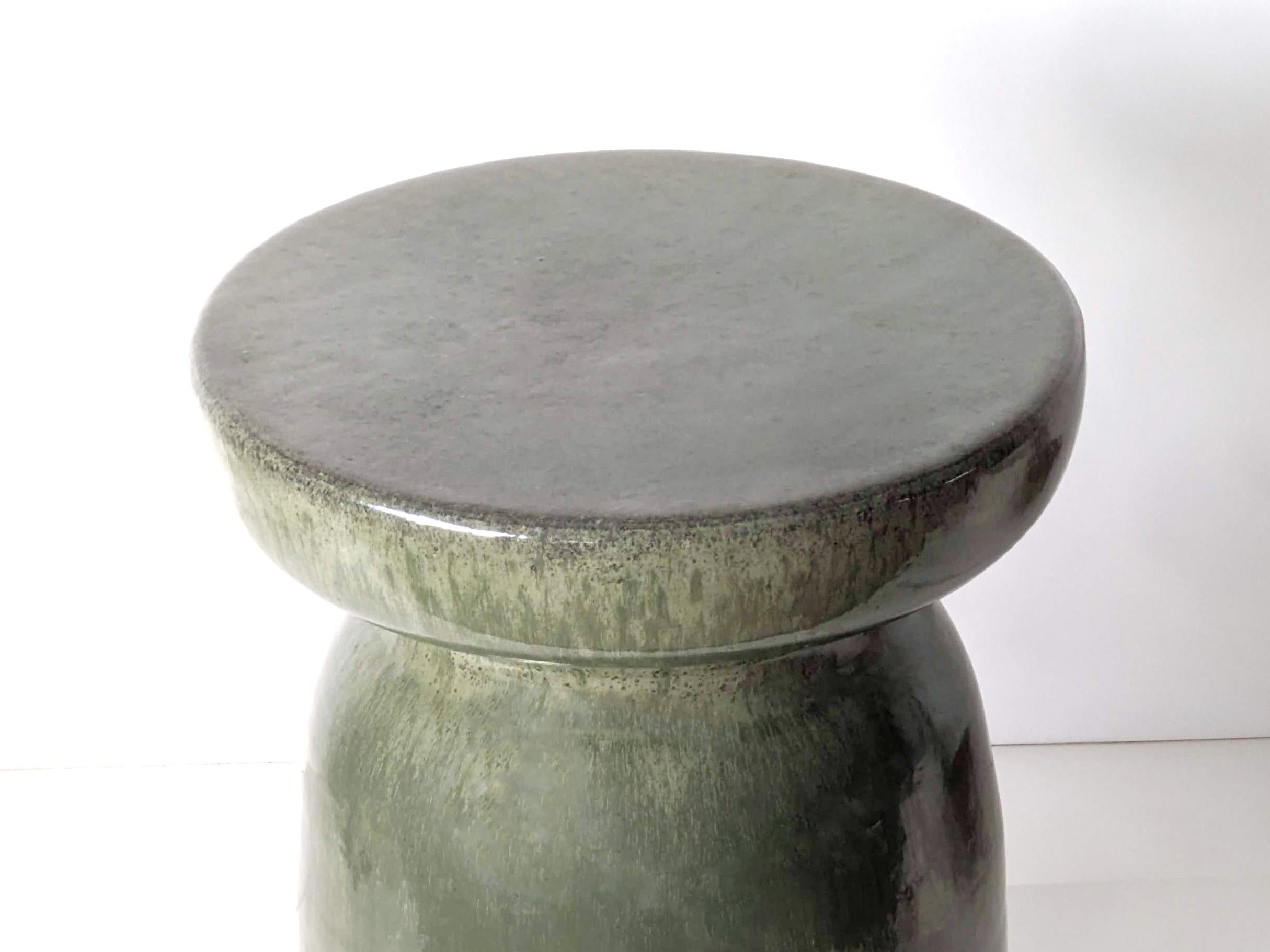 Vernissé Tabouret en céramique verte en grès fait à la main en vente