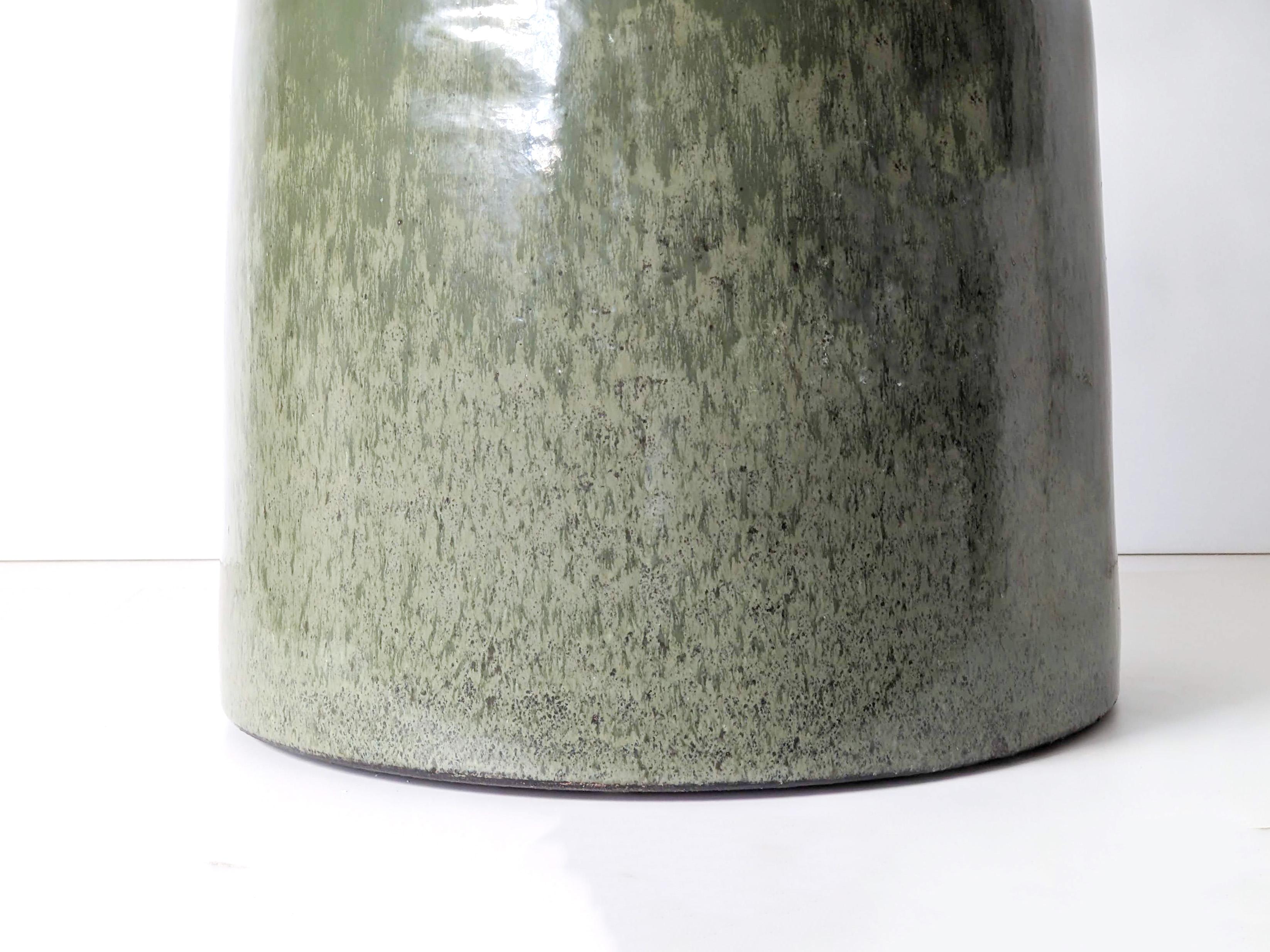 Tabouret en céramique verte en grès fait à la main Neuf - En vente à Braga, PT