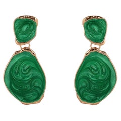 Orecchini pendenti con clip in oro, realizzati a mano, con smalto verde a texture ondulata, forma ovale irregolare