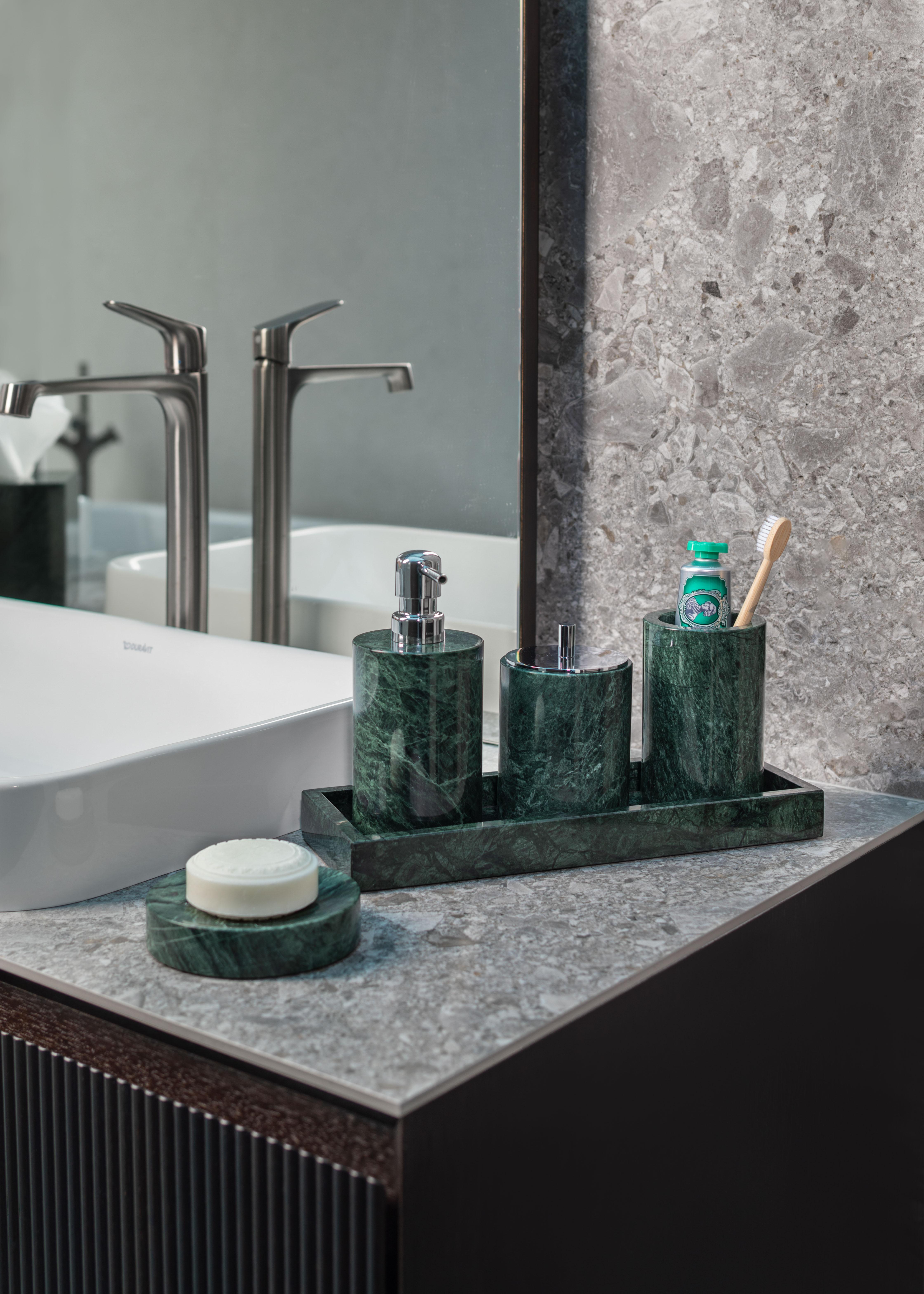 Realizzato in elegante marmo Greene & Greene, questo set da bagno di lusso è stato progettato per migliorare la bellezza e la funzionalità del tuo bagno, della tua spa o del tuo hotel.

Il set comprende un vassoio rettangolare, un dispenser di