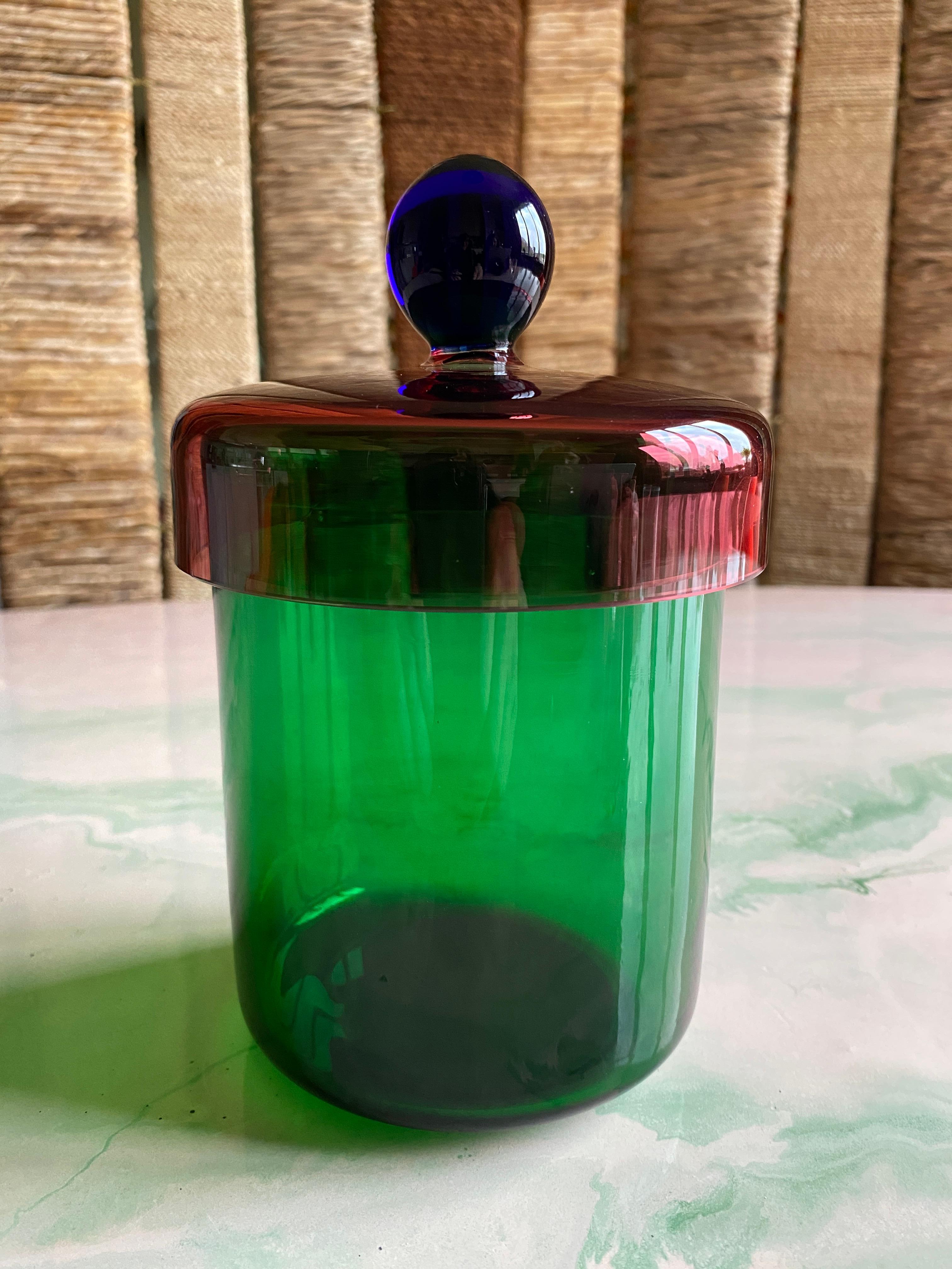 Fatto a mano Vaso con coperchio in vetro verde, rosa e blu fatto a mano da Erik Höglund, 1992 in vendita
