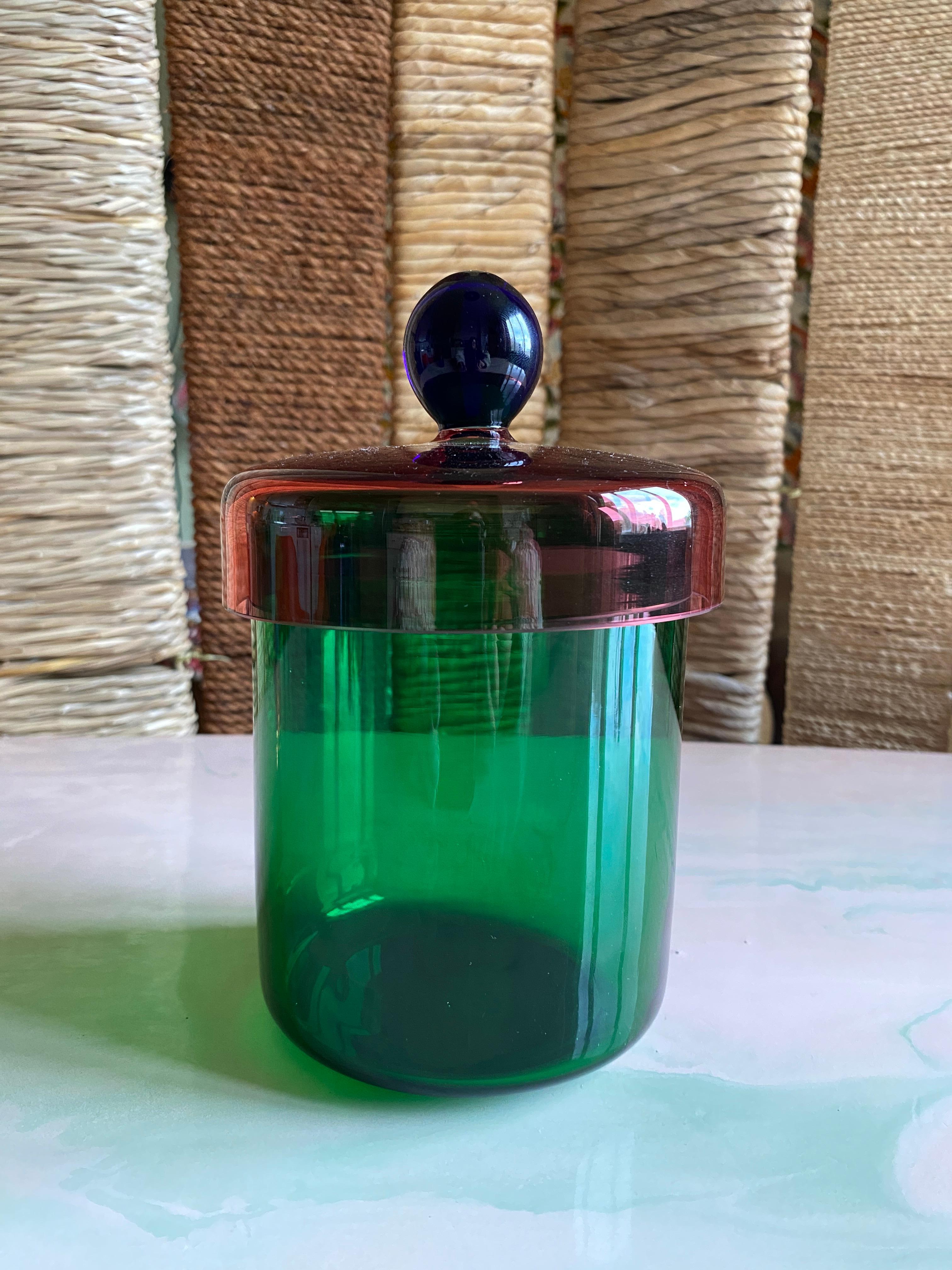 Vaso con coperchio in vetro verde, rosa e blu fatto a mano da Erik Höglund, 1992 In condizioni buone in vendita a Grythyttan, SE