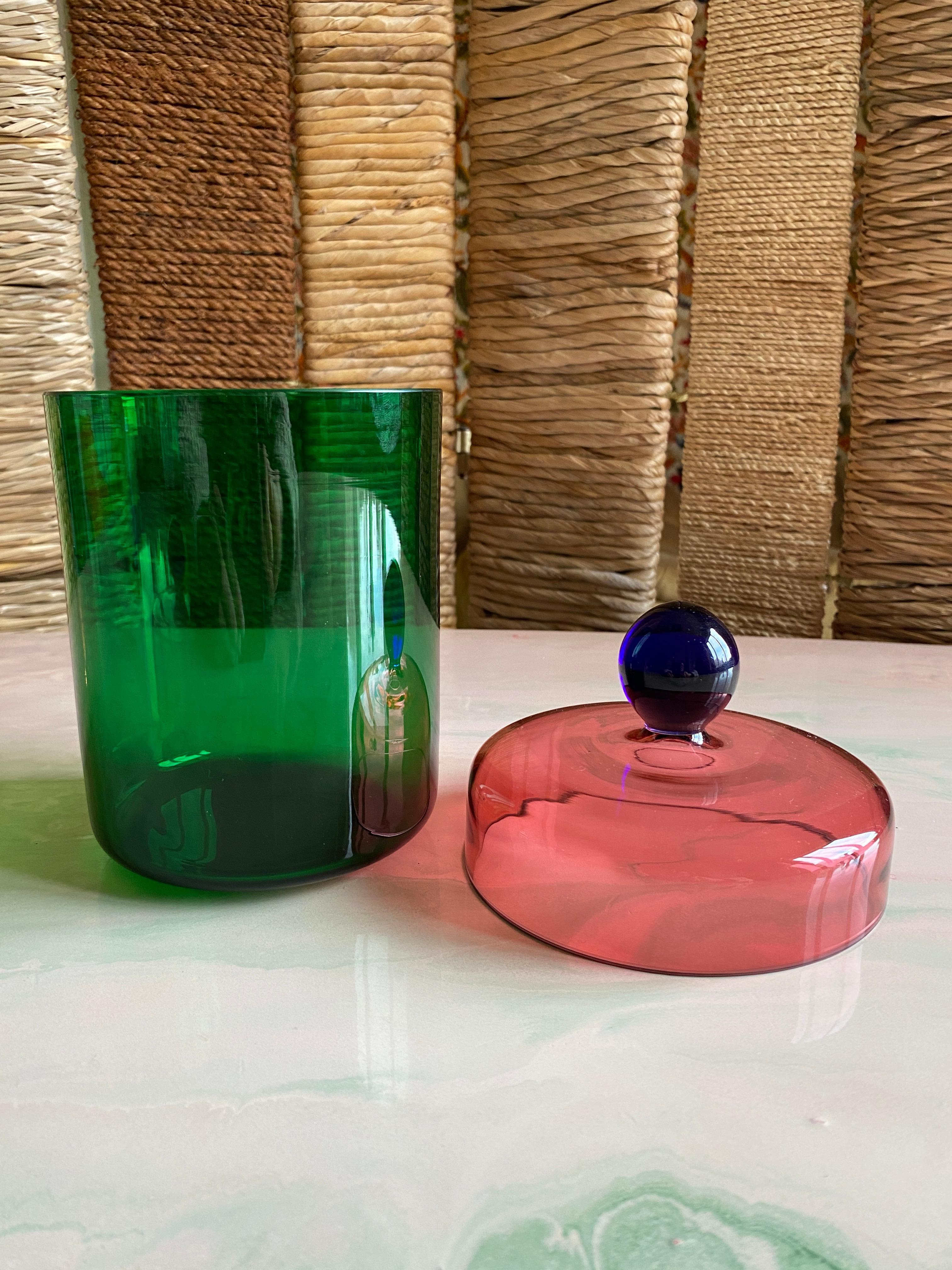 Fine XX secolo Vaso con coperchio in vetro verde, rosa e blu fatto a mano da Erik Höglund, 1992 in vendita