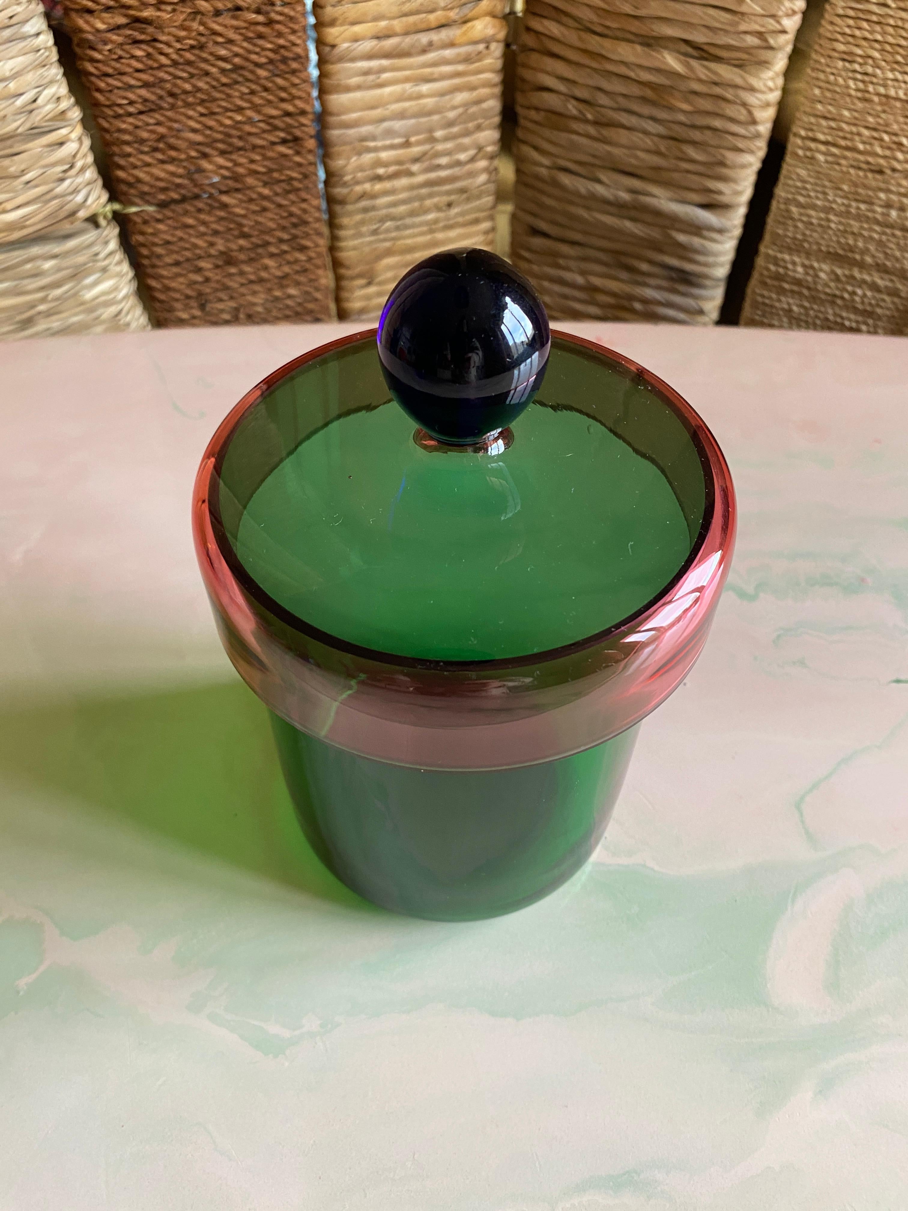 Vetro soffiato Vaso con coperchio in vetro verde, rosa e blu fatto a mano da Erik Höglund, 1992 in vendita