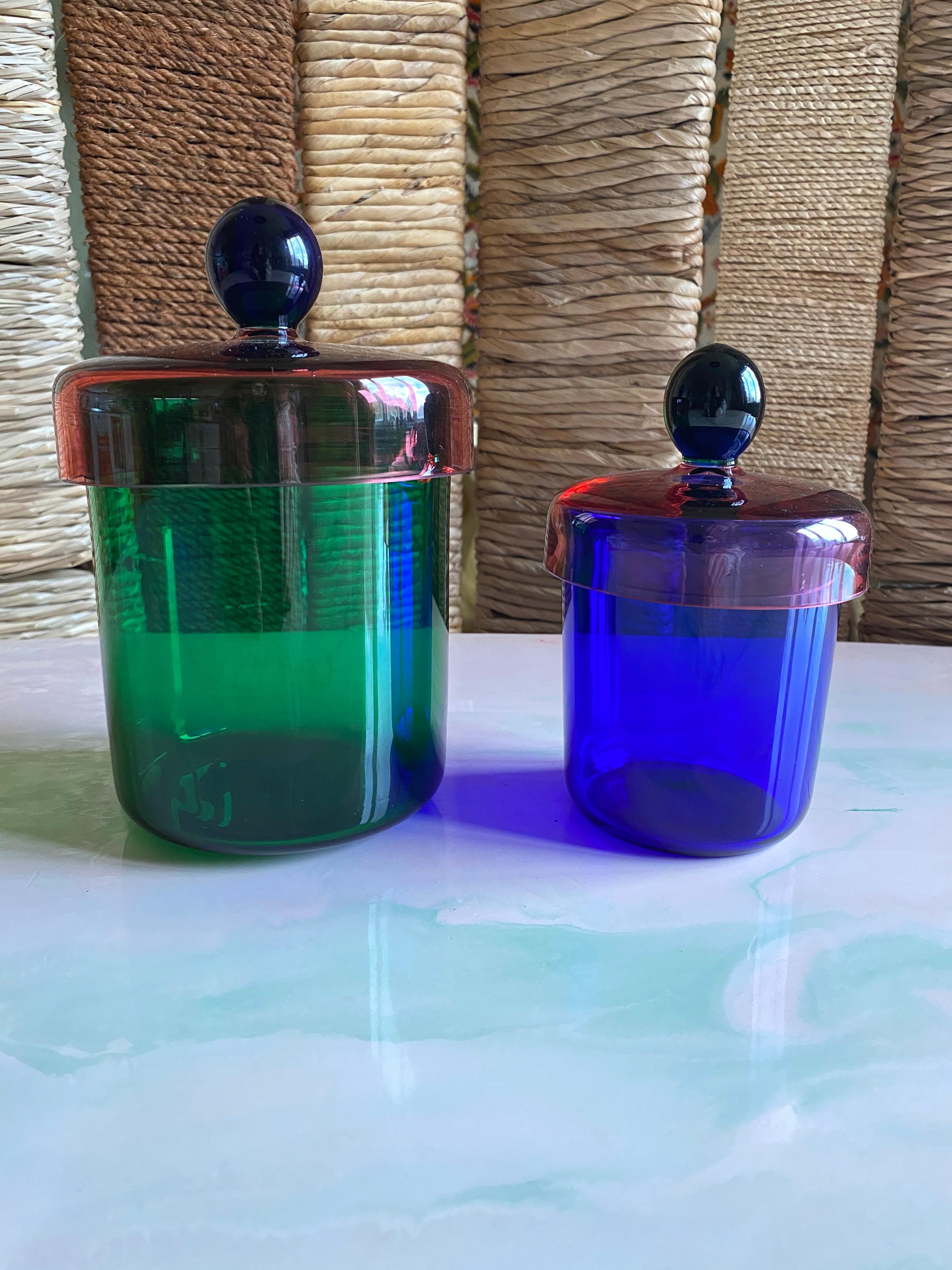 Vaso con coperchio in vetro verde, rosa e blu fatto a mano da Erik Höglund, 1992 in vendita 1