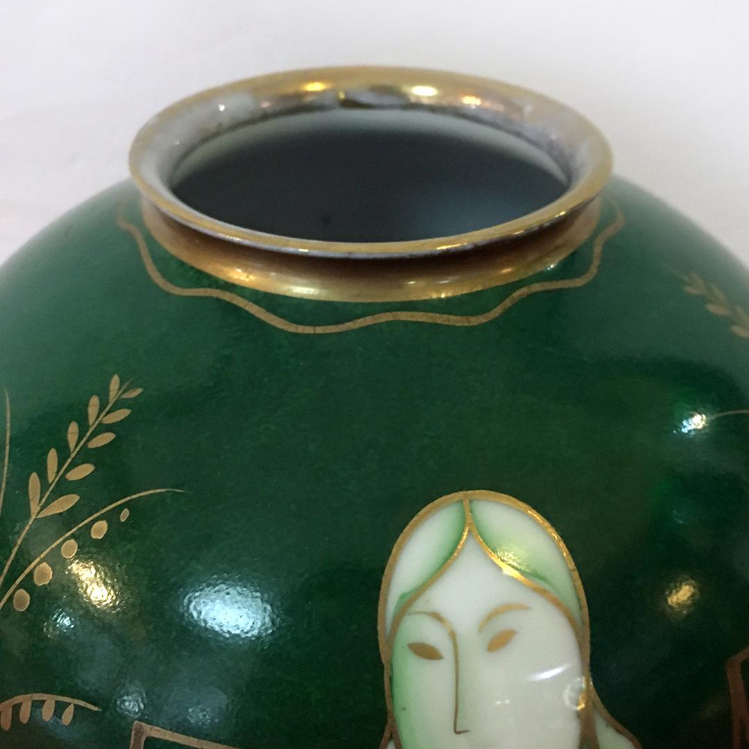 Handmade green, pure gold and white ceramic vase by Thomas group, 1940s
Green ceramic vase with handmade pure gold and white decorations.
Branded Thomas, German brand for household items, part of the Rosenthal group.
Very good