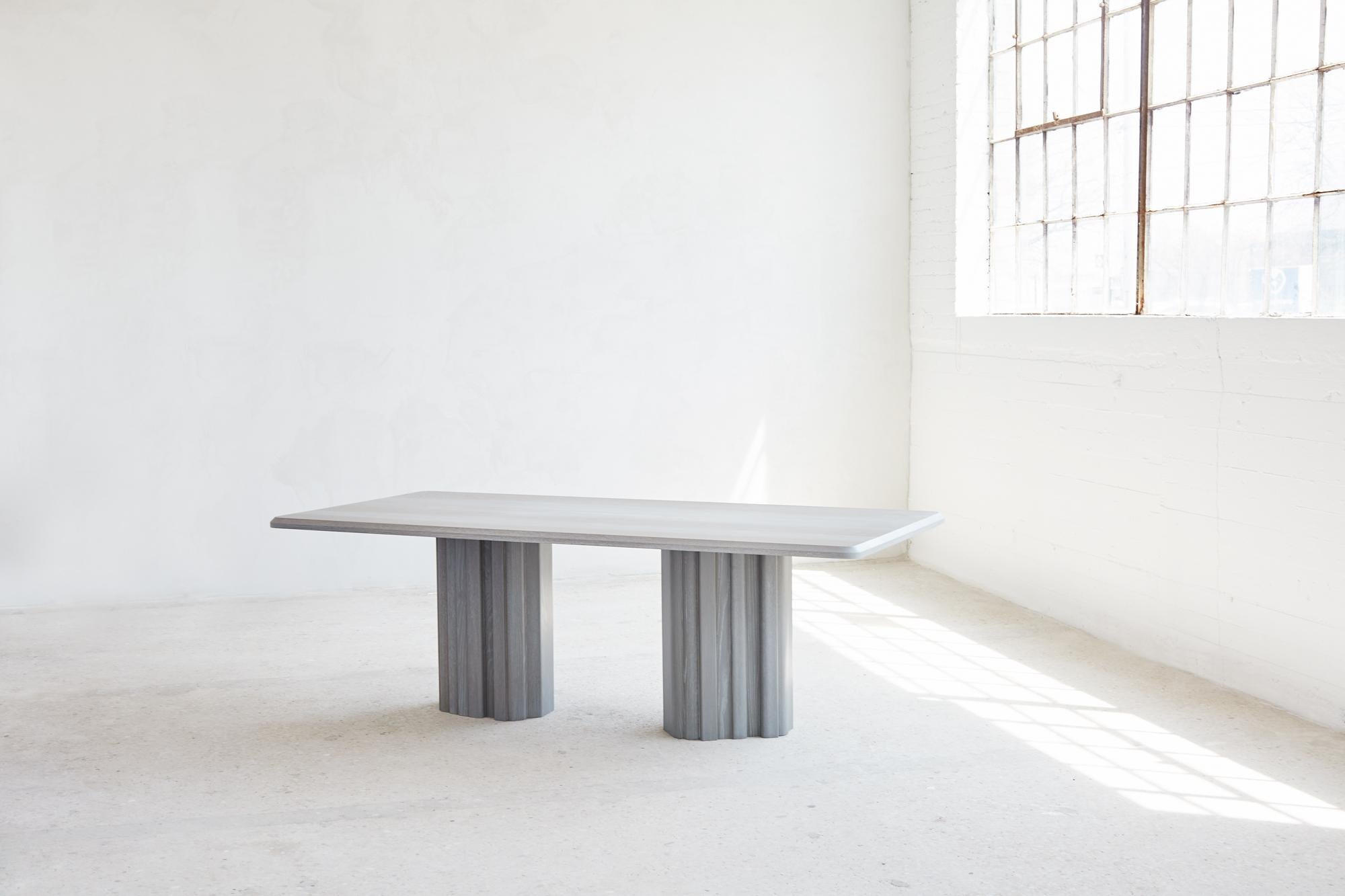 Fait main Table de salle à manger géométrique en chêne gris faite à la main 96 po., Mary Ratcliffe Studio en vente