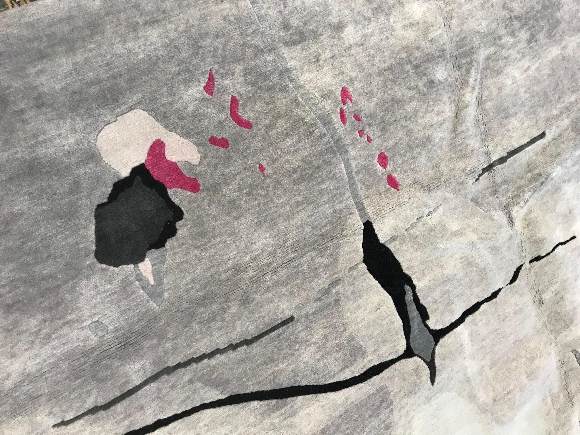 Handgefertigter grauer, elfenbeinfarbener und rosafarbener Spritzteppich von Eskayel für Doris Leslie Blau.
Größe: 9'0