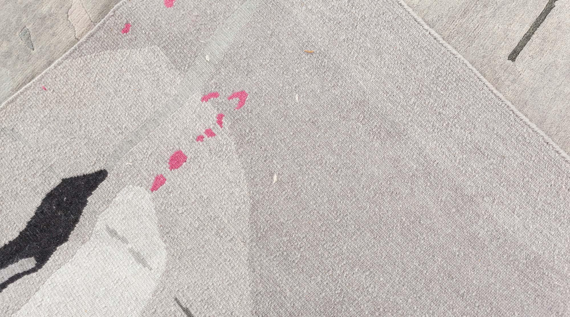 Handgefertigter grauer, elfenbeinfarbener und rosafarbener Spritzteppich von Eskayel für Doris Leslie Blau.
Größe: 9'0