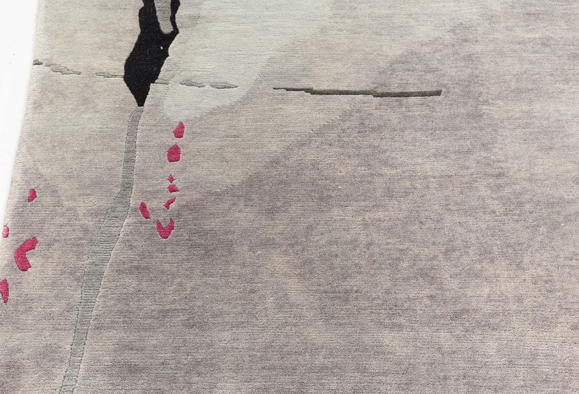Tapis gris, ivoire et rose fait main par Eskayel pour Doris Leslie Blau.
Taille : 274 x 371 cm.
Un luxueux tapis de laine noué à la main dans des tons gris et ivoire, avec quelques touches de soie rose. Le motif est tiré de la collection de papier