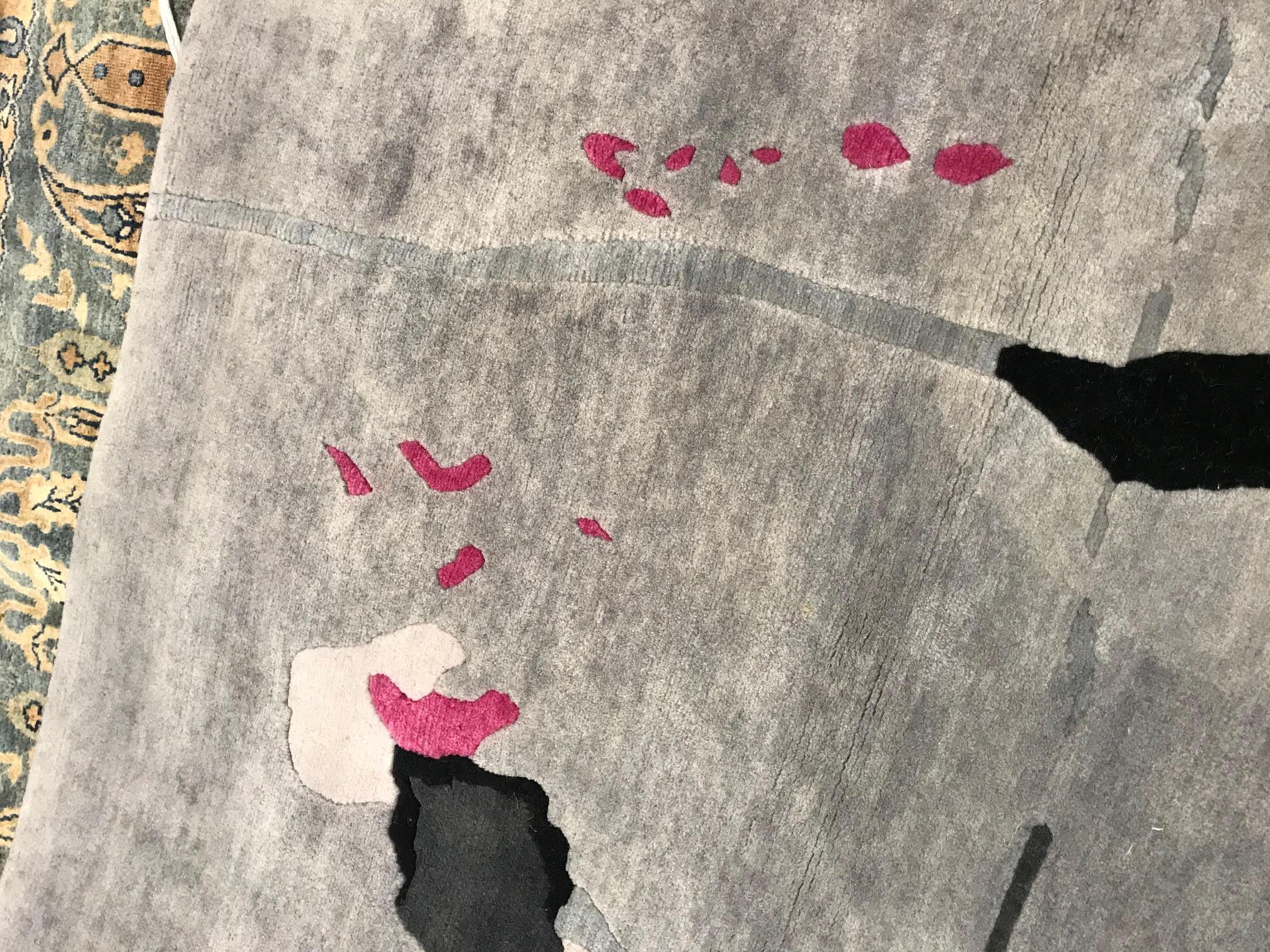 Handgefertigter grauer, elfenbeinfarbener, rosafarbener Splatter-Teppich von Eskayel für Doris Leslie Blau (Indisch) im Angebot