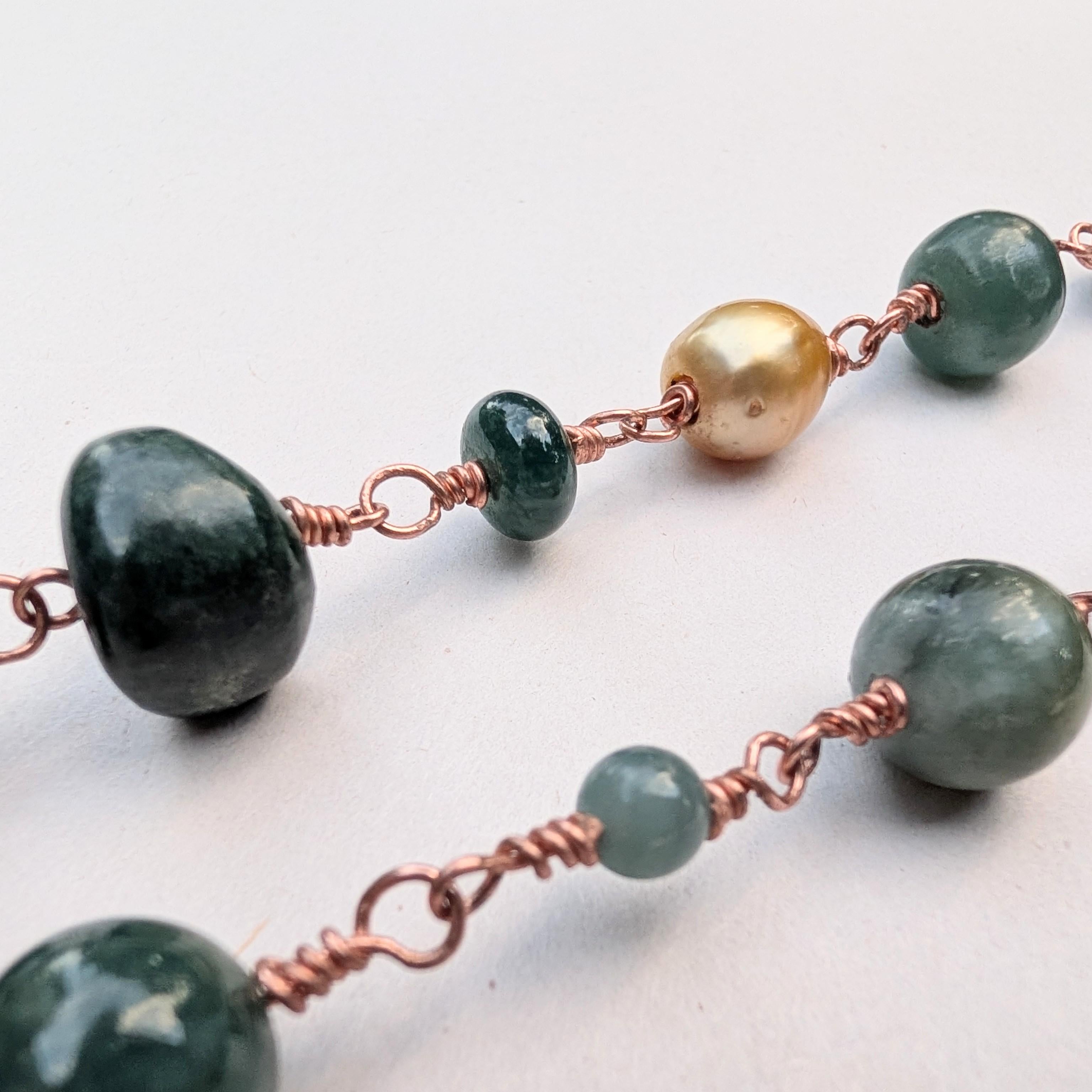 Collana di esemplari di giada guatemalteca fatta a mano con perle dei mari del sud in vendita 4