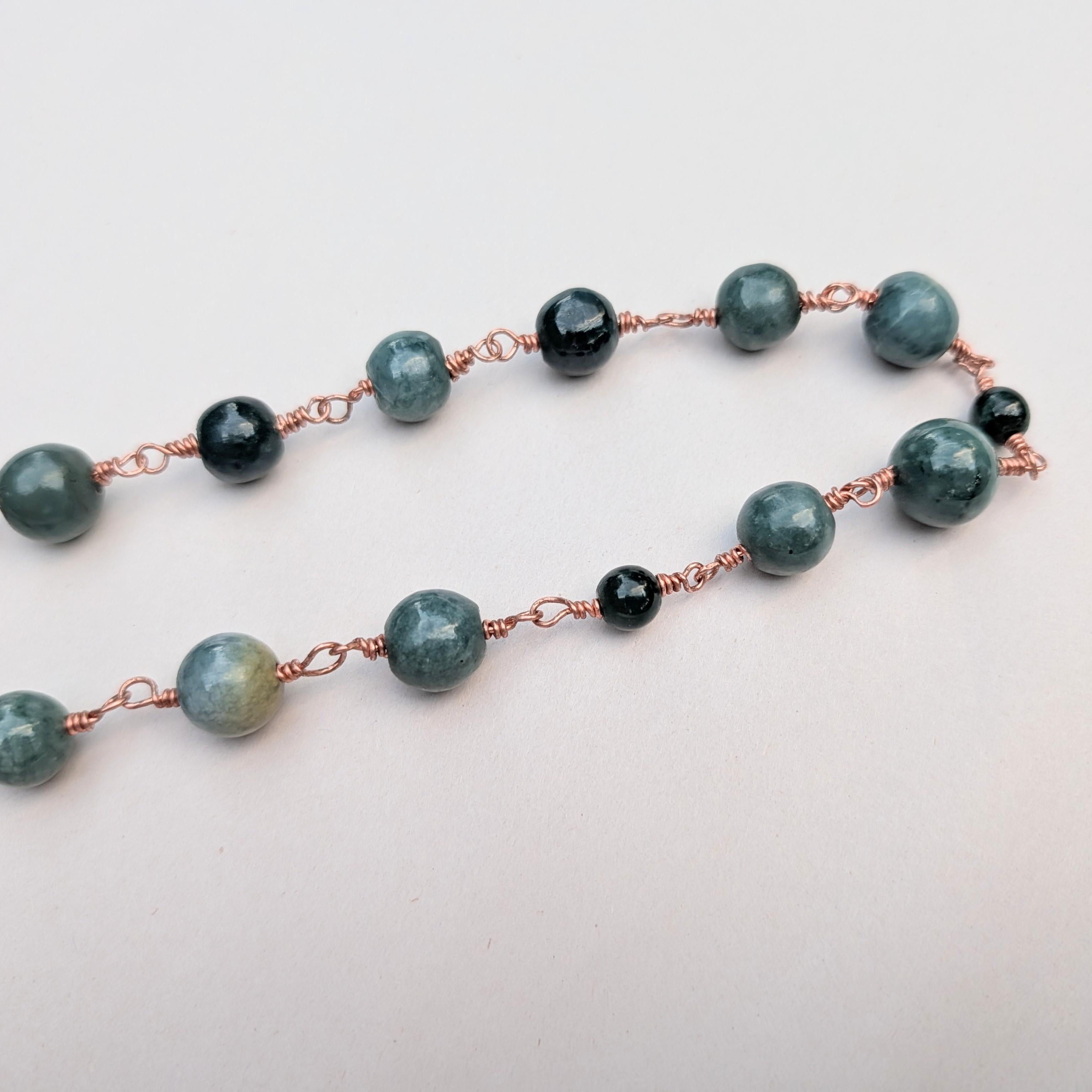 Collana di esemplari di giada guatemalteca fatta a mano con perle dei mari del sud in vendita 5