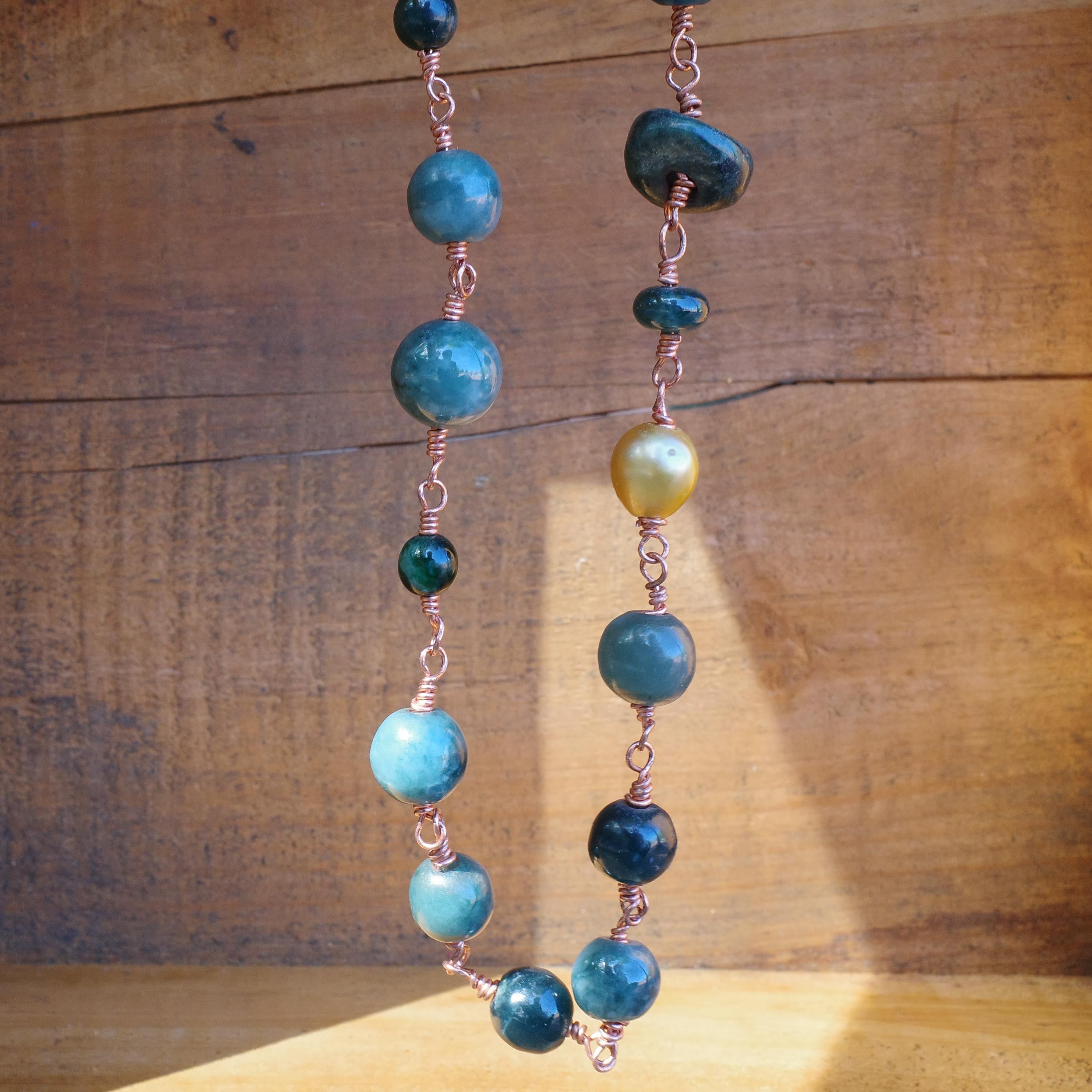 Collana di esemplari di giada guatemalteca fatta a mano con perle dei mari del sud in vendita 6
