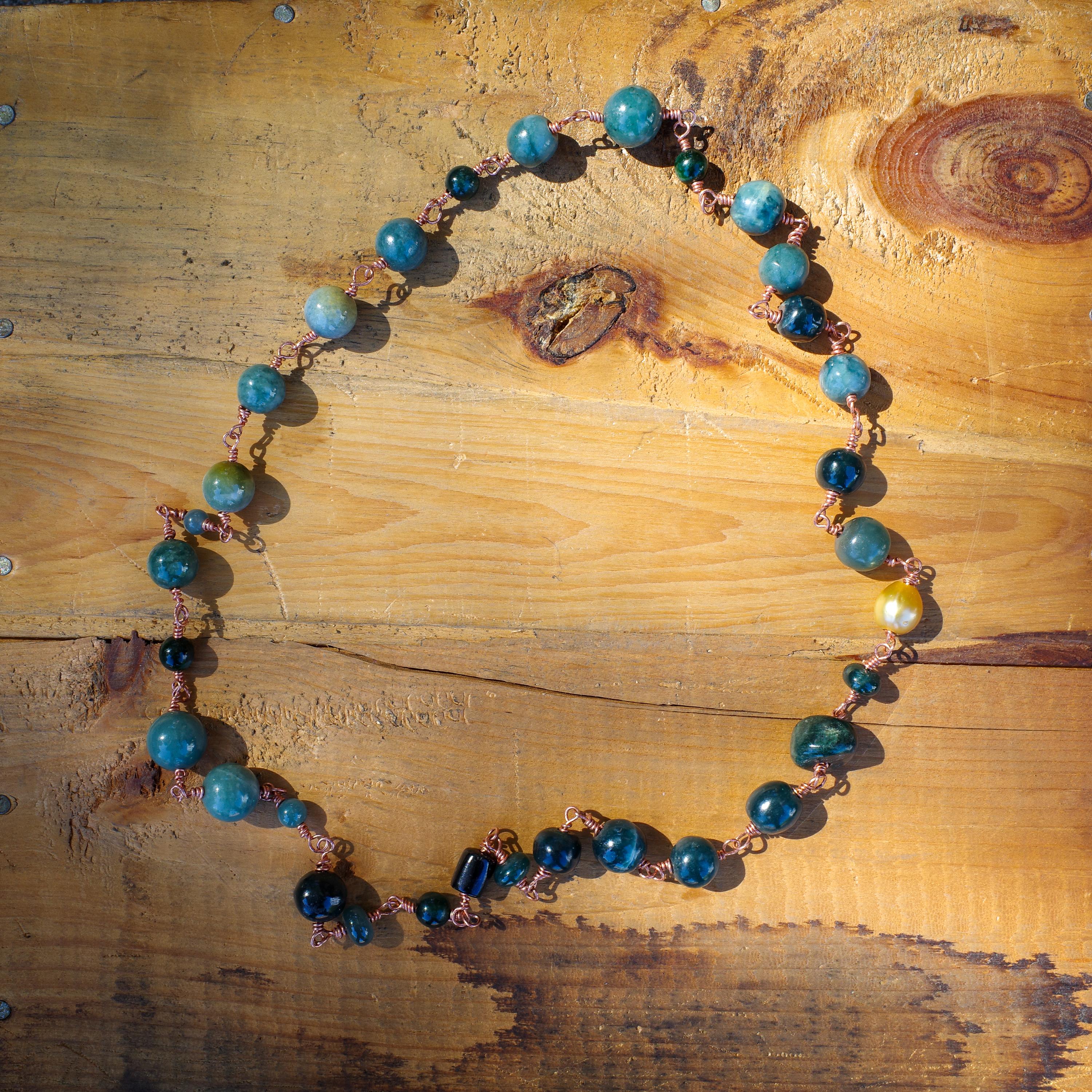 Collana di esemplari di giada guatemalteca fatta a mano con perle dei mari del sud in vendita 8