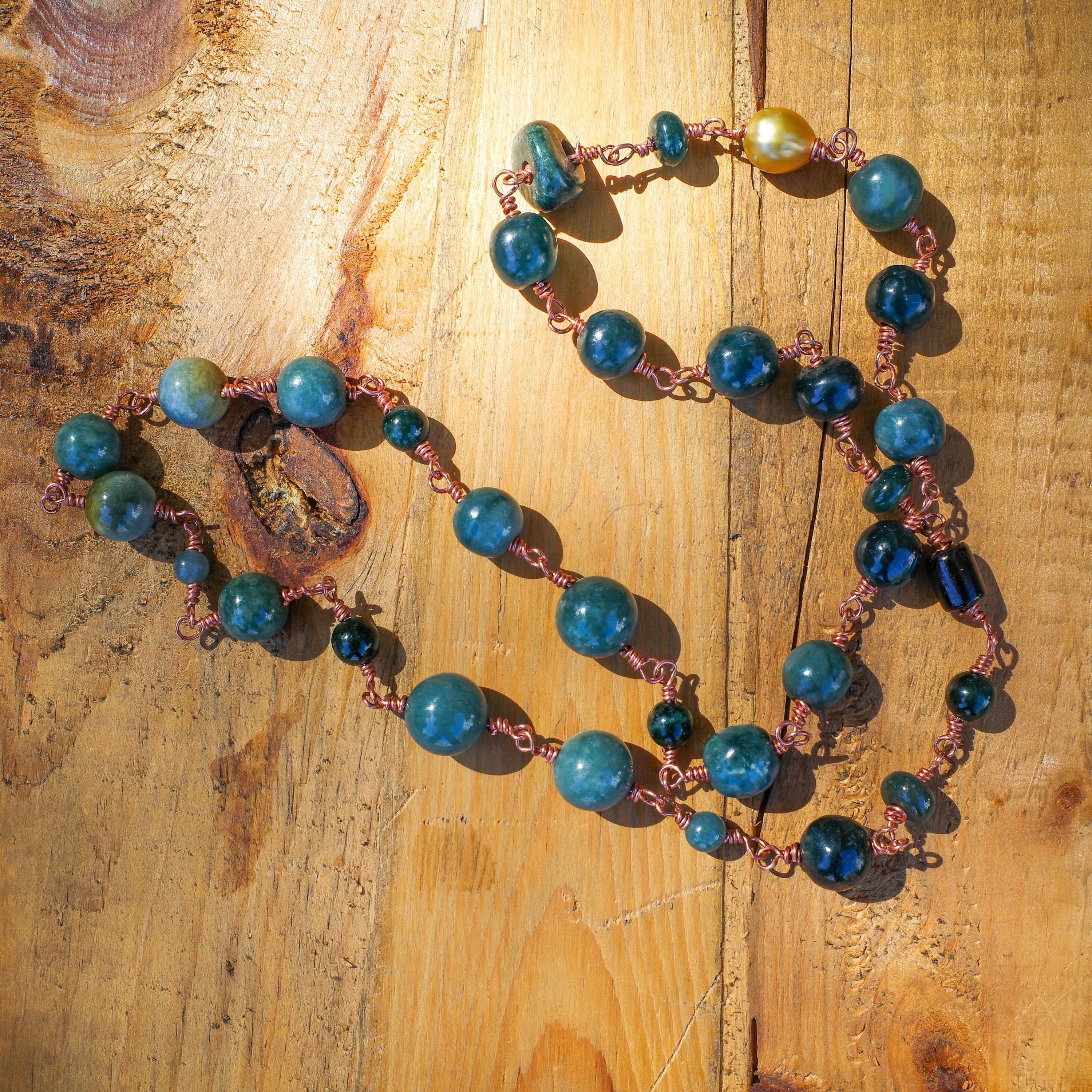 Collana di esemplari di giada guatemalteca fatta a mano con perle dei mari del sud in vendita 10