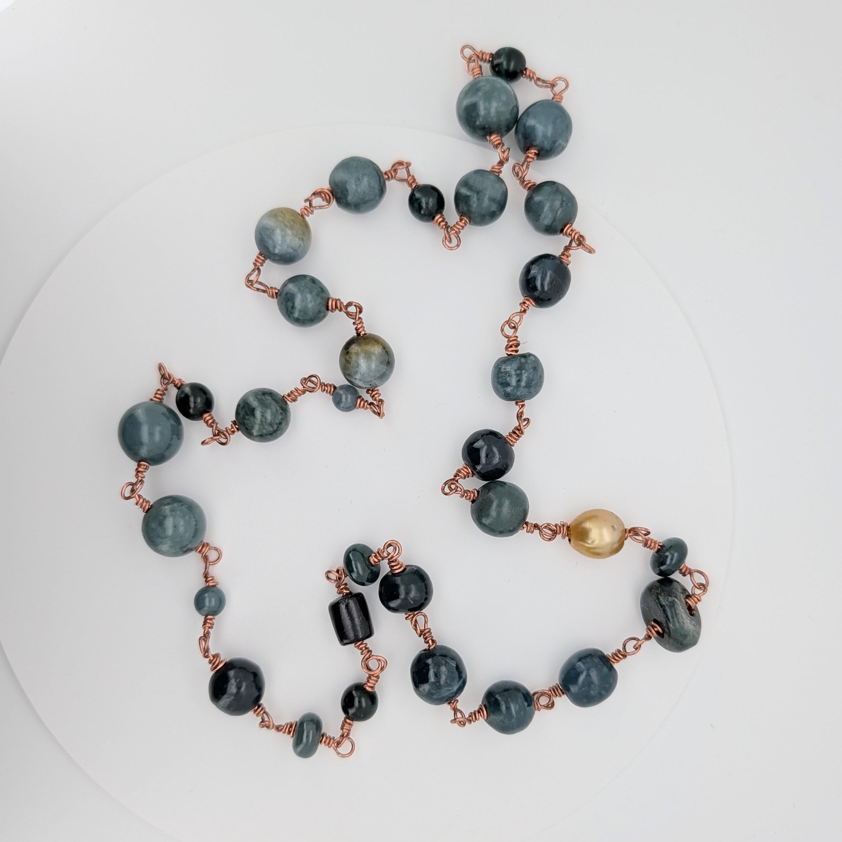 Collana di esemplari di giada guatemalteca fatta a mano con perle dei mari del sud in vendita 11