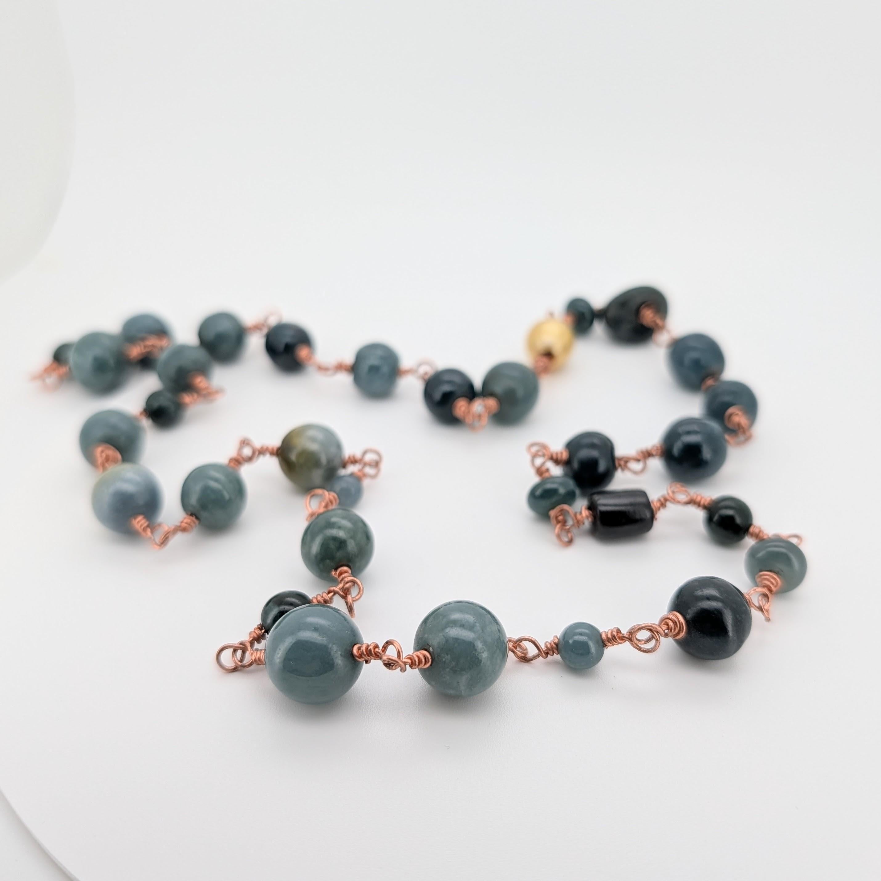Collana di esemplari di giada guatemalteca fatta a mano con perle dei mari del sud in vendita 12