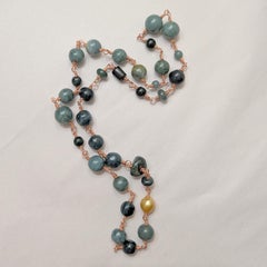 Collana di esemplari di giada guatemalteca fatta a mano con perle dei mari del sud