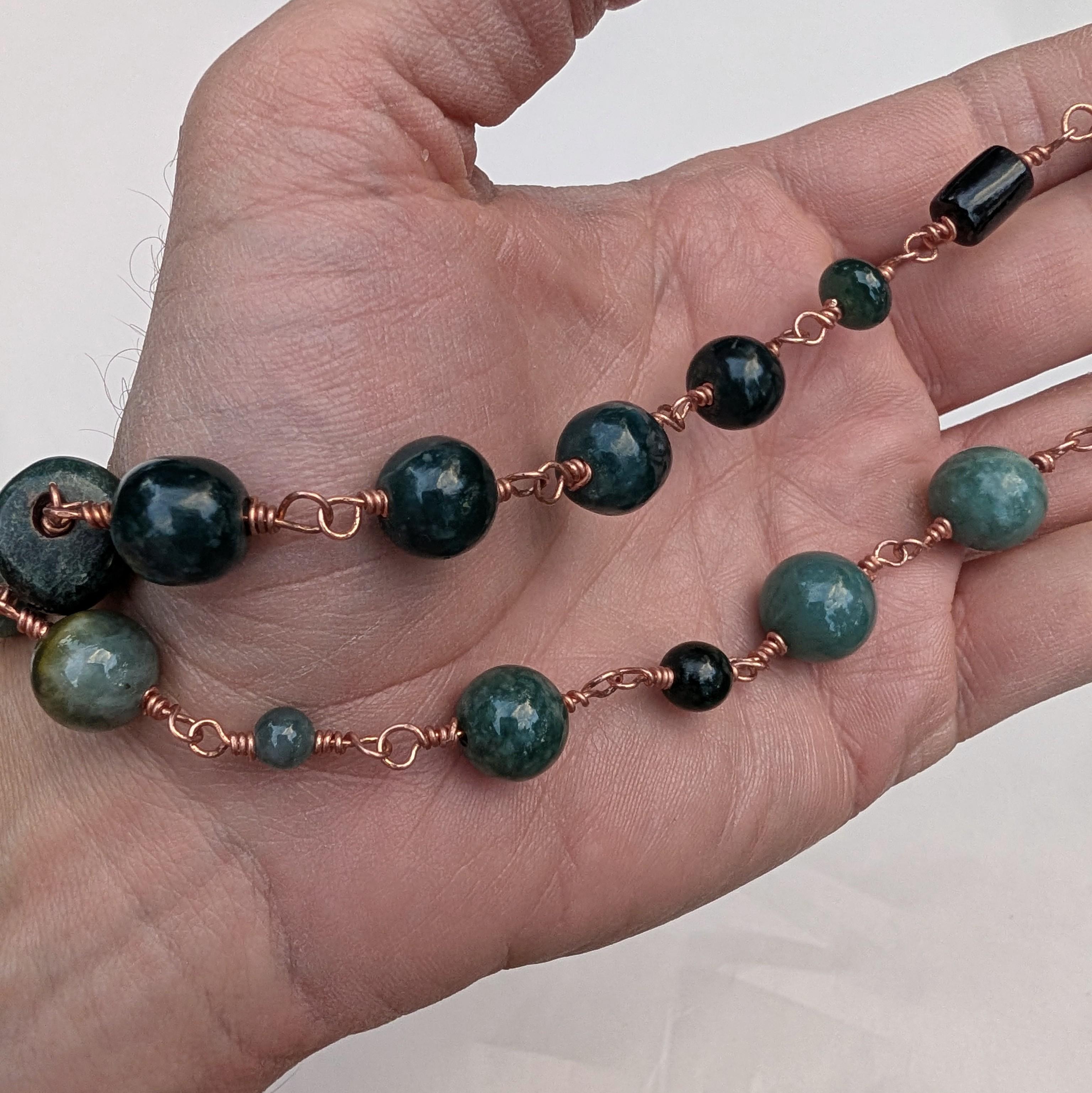 Artigiano Collana di esemplari di giada guatemalteca fatta a mano con perle dei mari del sud in vendita
