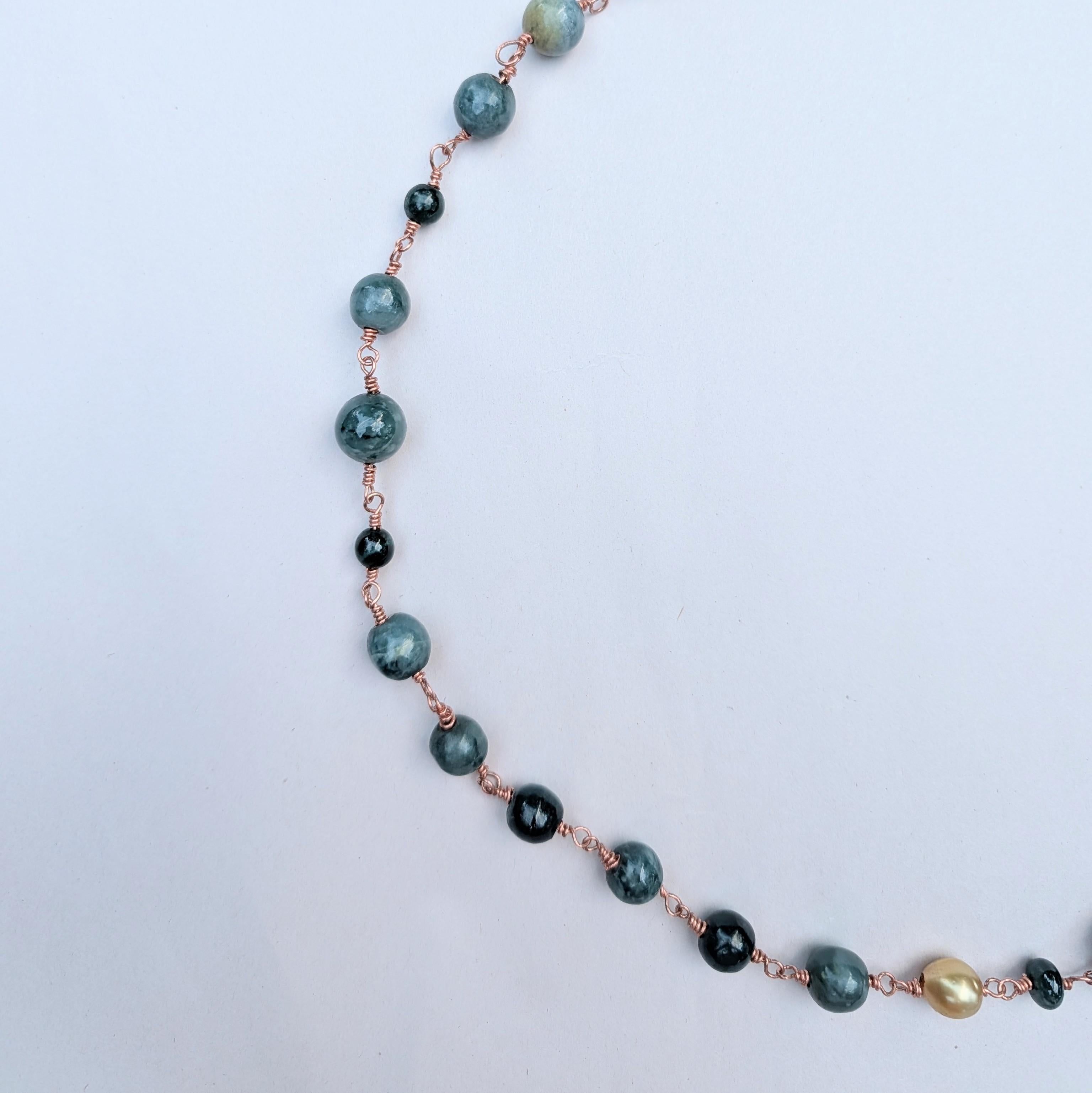 Collana di esemplari di giada guatemalteca fatta a mano con perle dei mari del sud in vendita 1