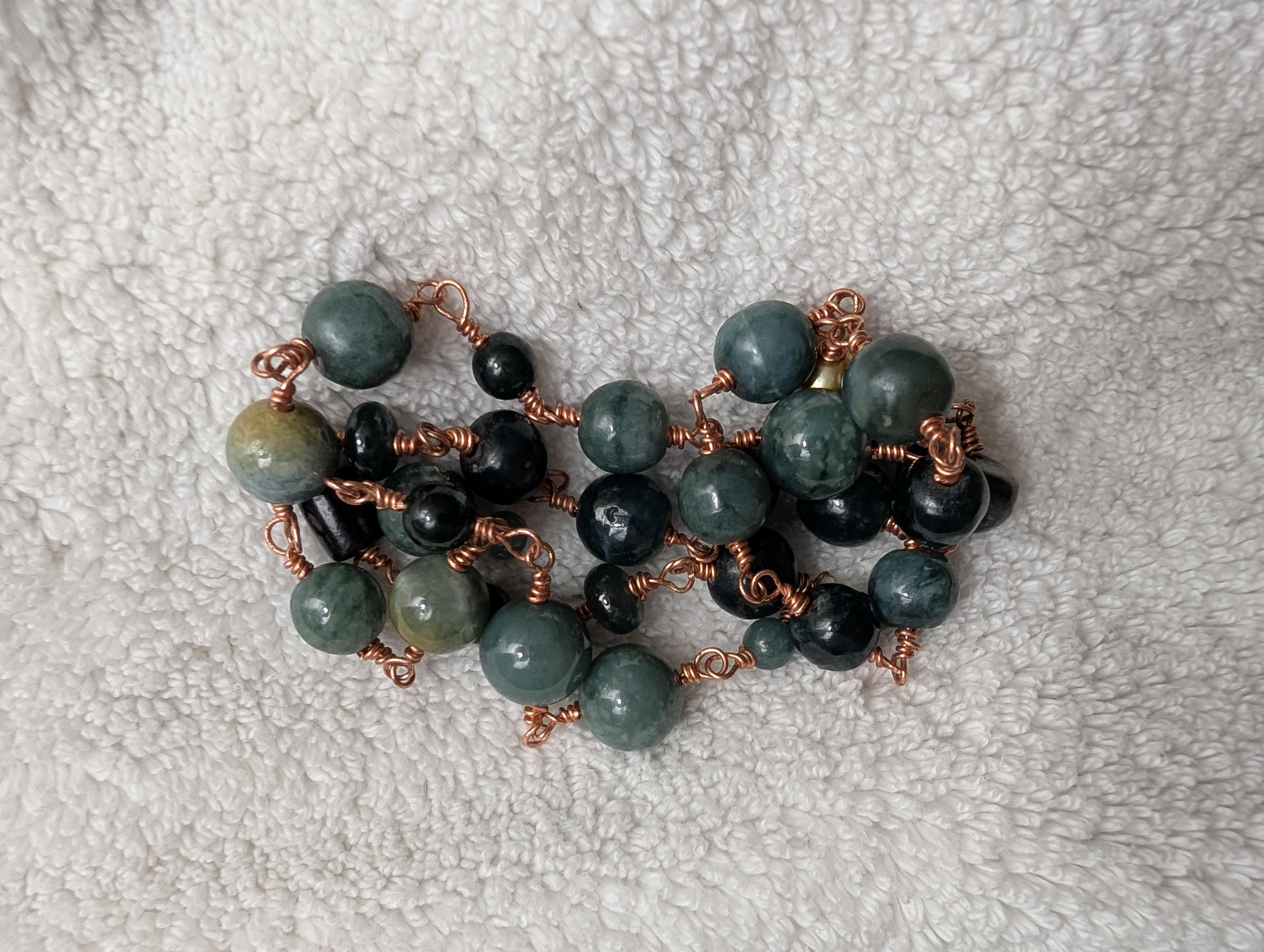 Collana di esemplari di giada guatemalteca fatta a mano con perle dei mari del sud in vendita 2