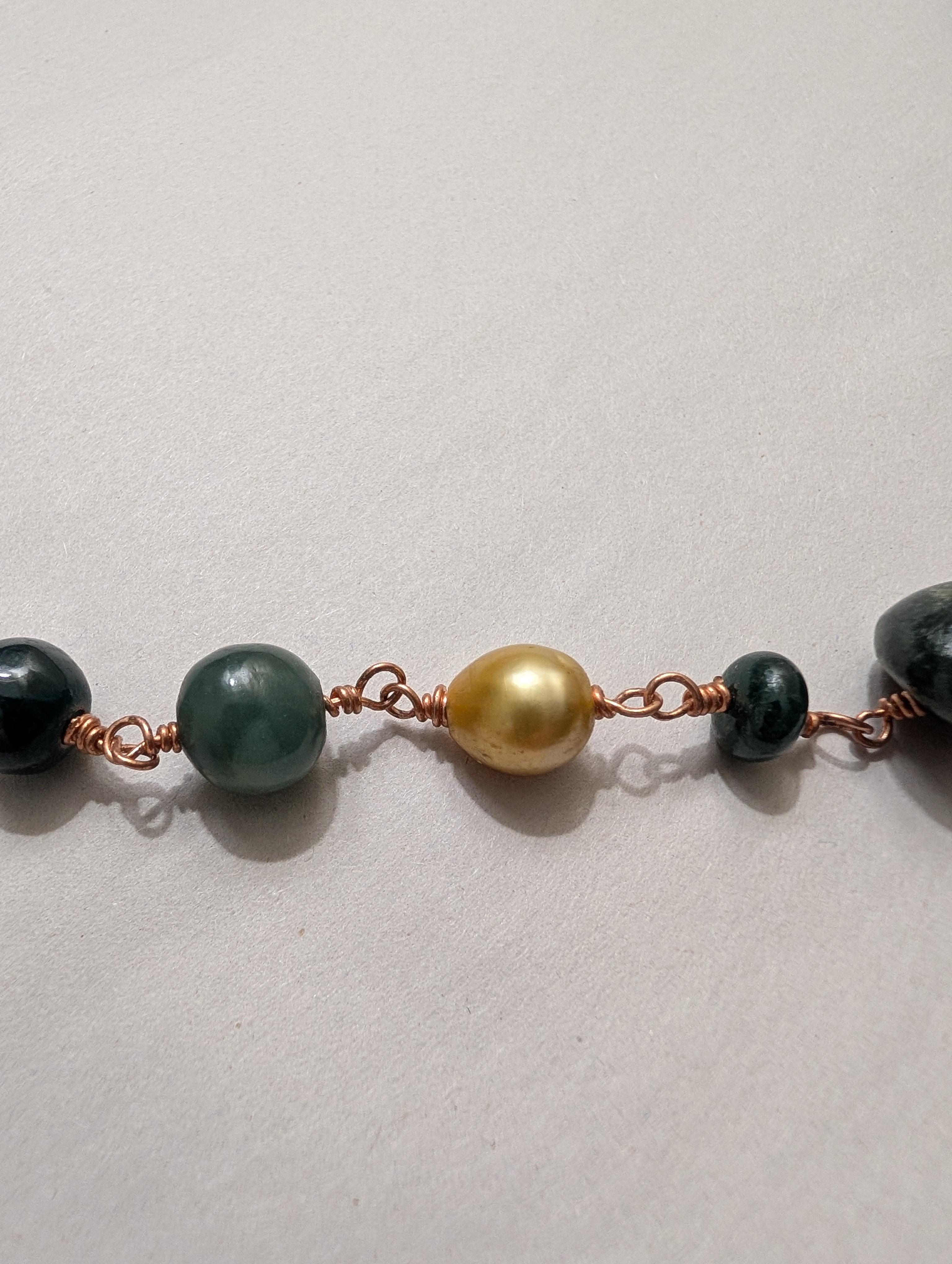 Collana di esemplari di giada guatemalteca fatta a mano con perle dei mari del sud in vendita 3