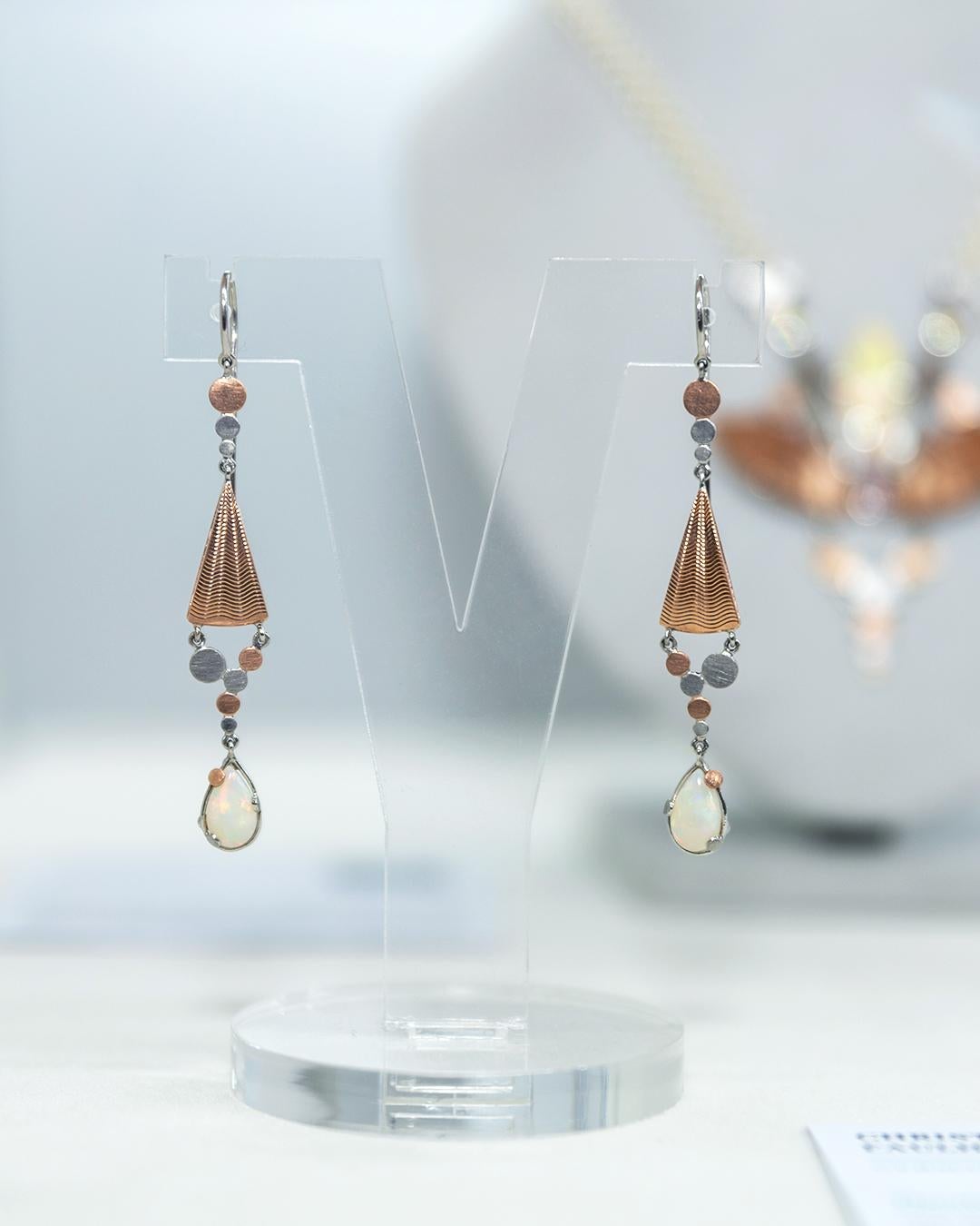 Taglio misto Orecchini Guilloche Art Deco fatti a mano in oro rosa e platino con opale in vendita