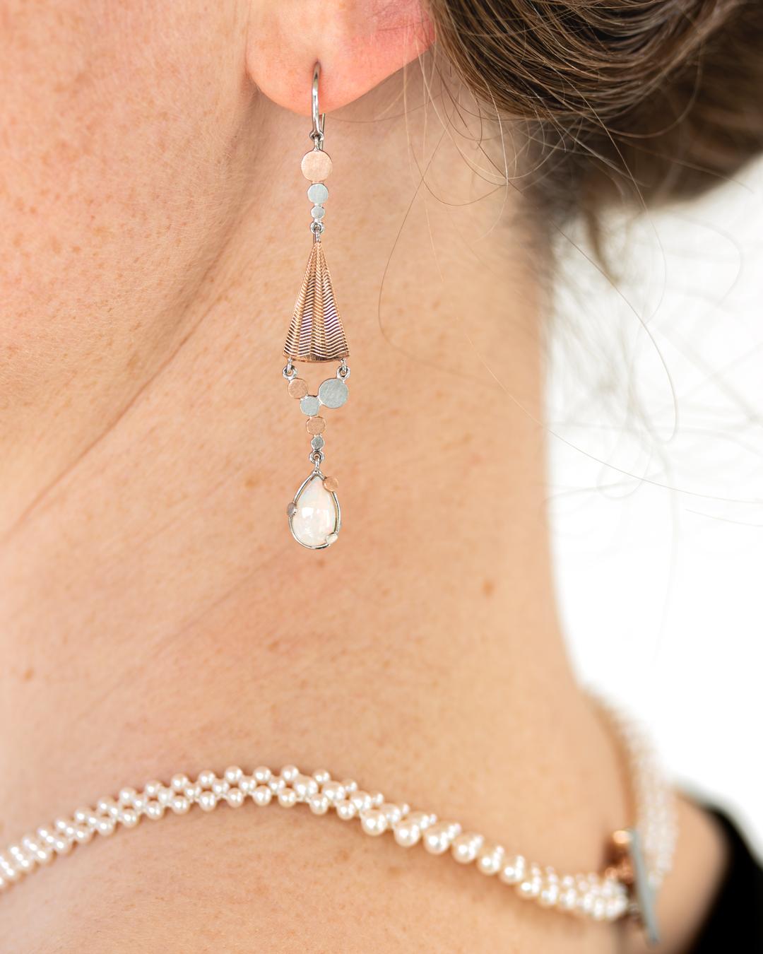 Orecchini Guilloche Art Deco fatti a mano in oro rosa e platino con opale in vendita 1