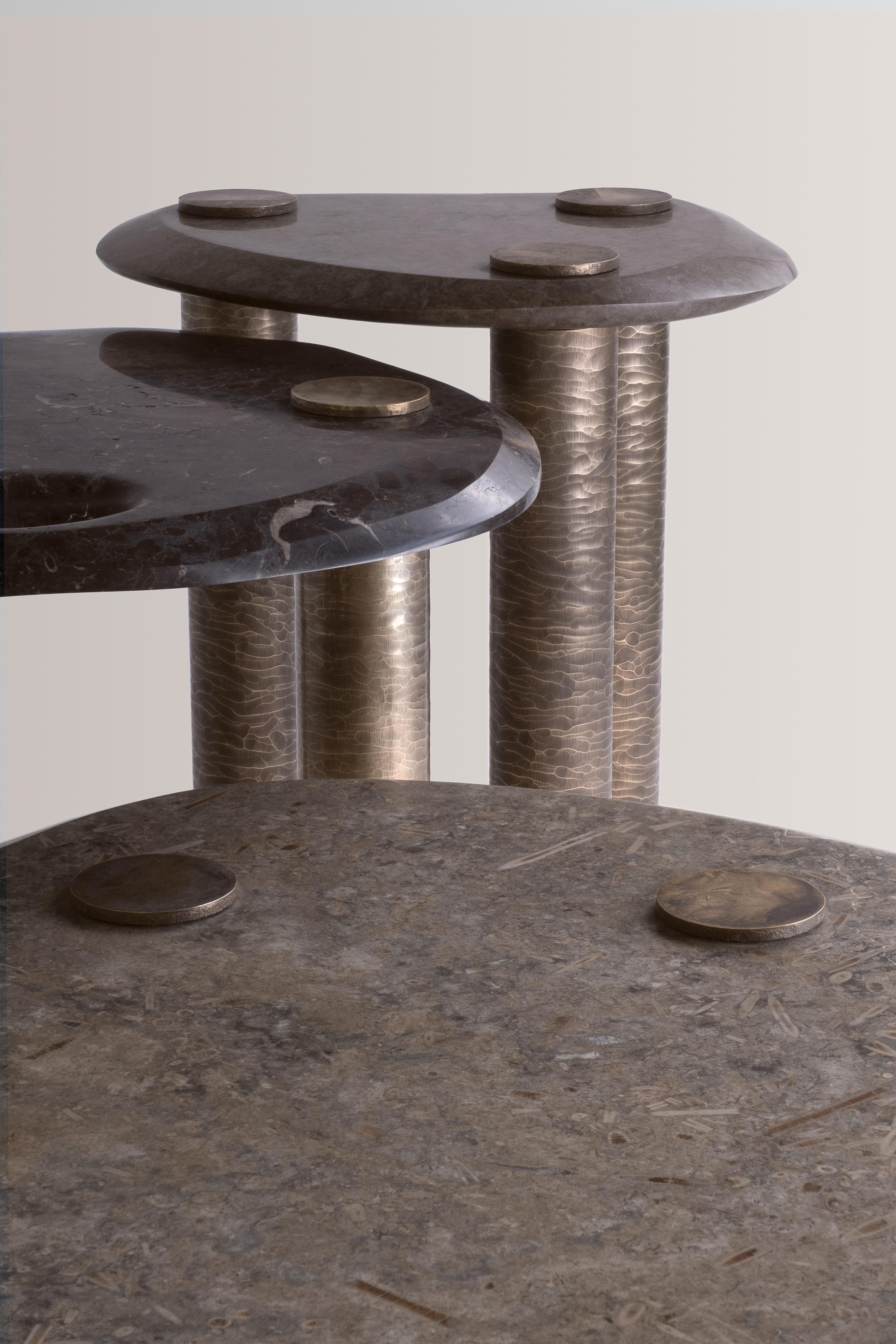 Ein handgefertigter Hagstone Couchtisch mit strukturierten Messingfüßen und einer seltenen britischen Marmorplatte.

Eine Tischkollektion von NOVOCASTRIAN in Collaboration mit Britannicus Stone, inspiriert von den einfachen durchlöcherten