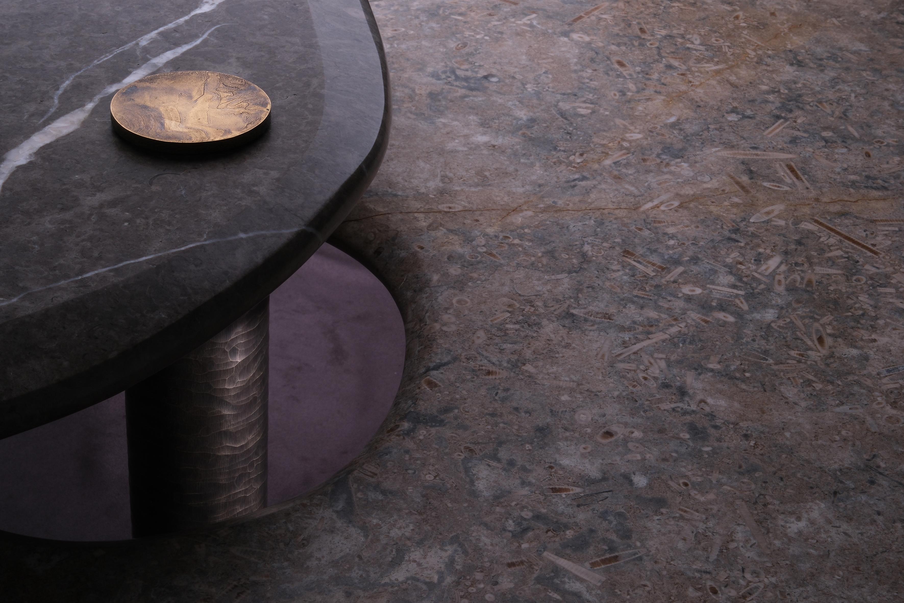 Handgefertigter Hagstone-Couchtisch-Cluster aus strukturiertem Messing und seltenem britischem Marmor (Organische Moderne) im Angebot