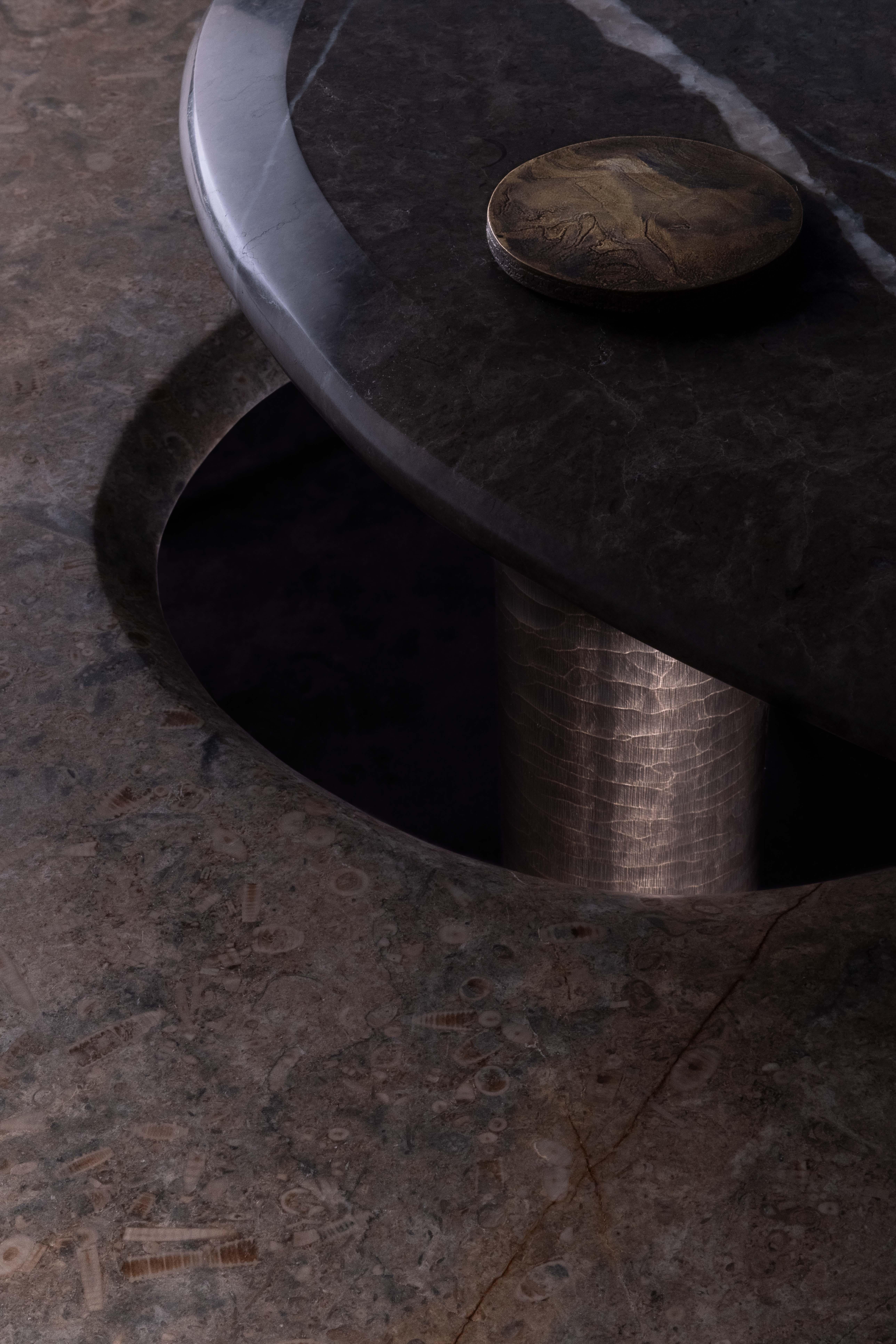 Handgefertigter Hagstone-Couchtisch-Cluster aus strukturiertem Messing und seltenem britischem Marmor (Britisch) im Angebot