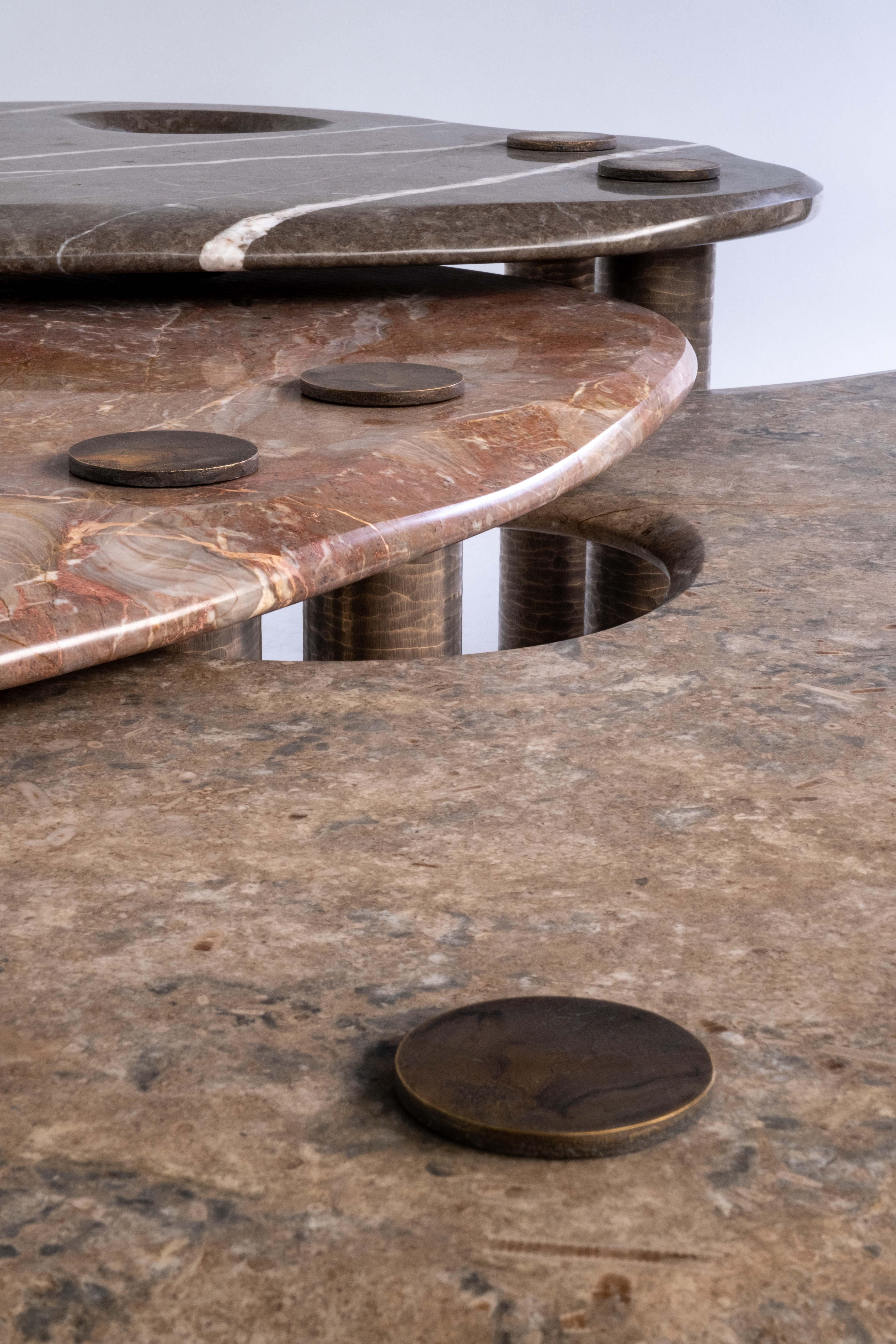 Handgefertigter Hagstone-Couchtisch-Cluster aus strukturiertem Messing und seltenem britischem Marmor (Patiniert) im Angebot