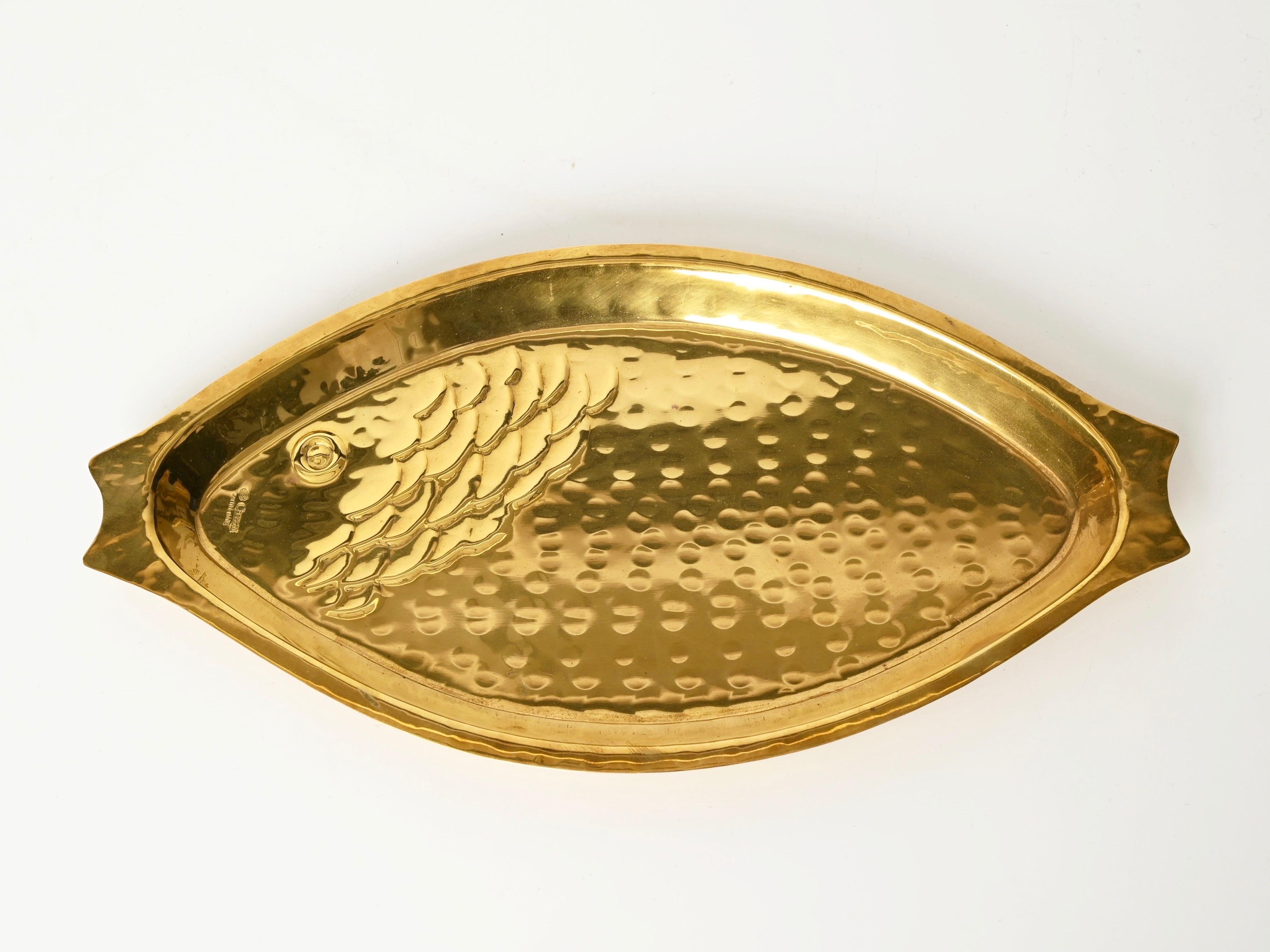 Vide-poche o centro de mesa de latón martillado hecho a mano por Cassetti, Italia 1970 en venta 2