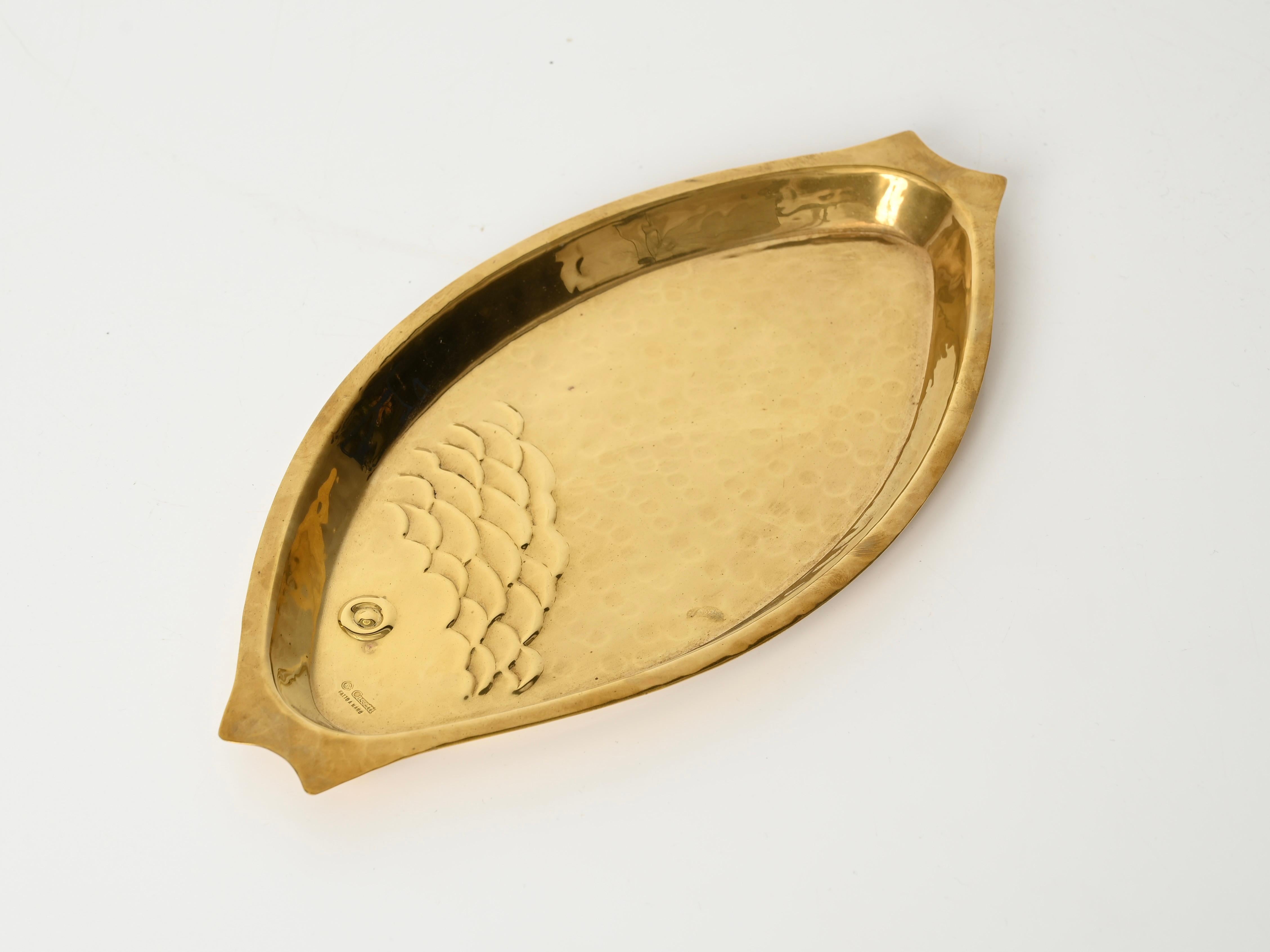 Vide-poche o centro de mesa de latón martillado hecho a mano por Cassetti, Italia 1970 en venta 7