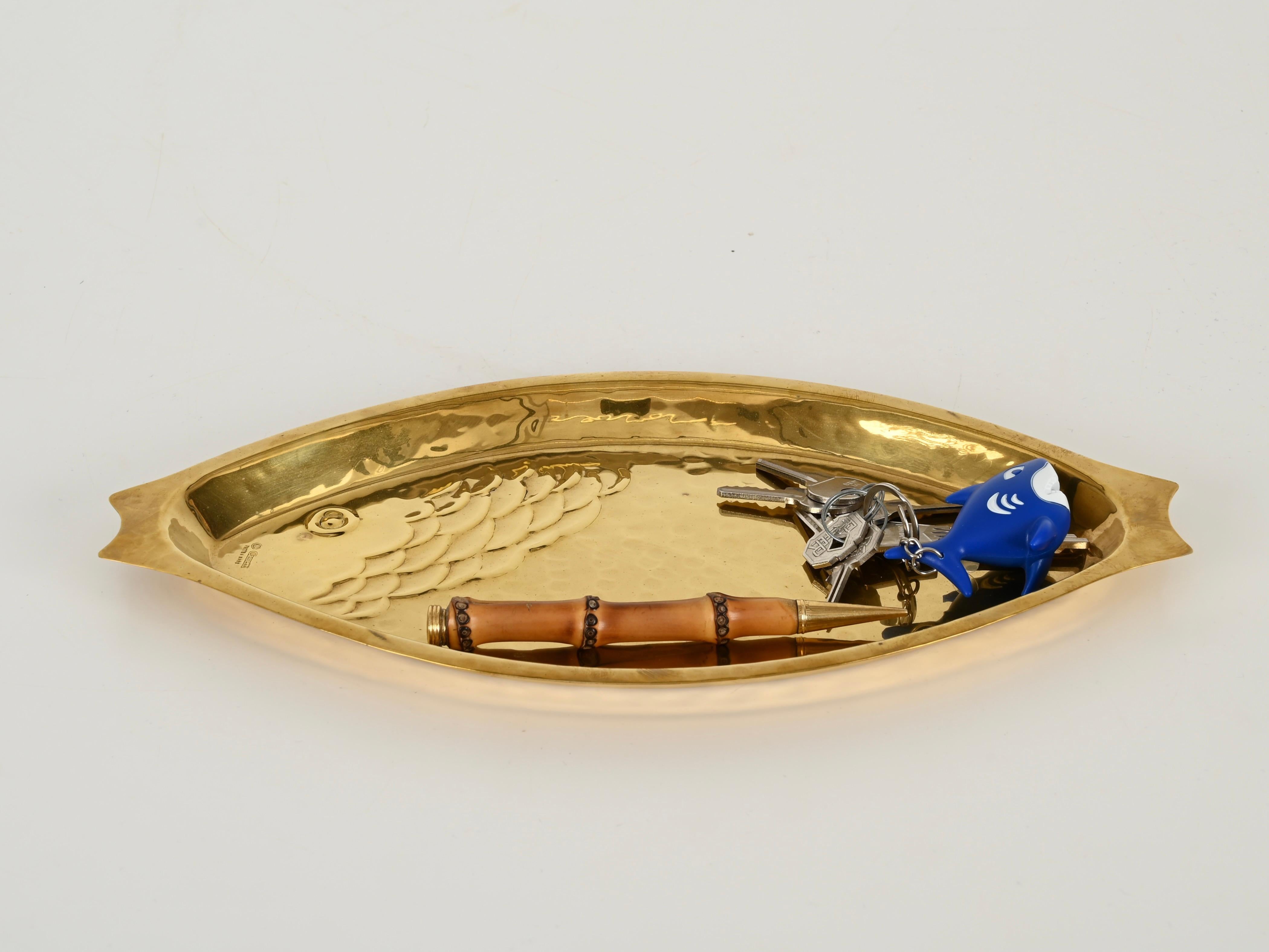 Vide-poche o centro de mesa de latón martillado hecho a mano por Cassetti, Italia 1970 Moderno de mediados de siglo en venta