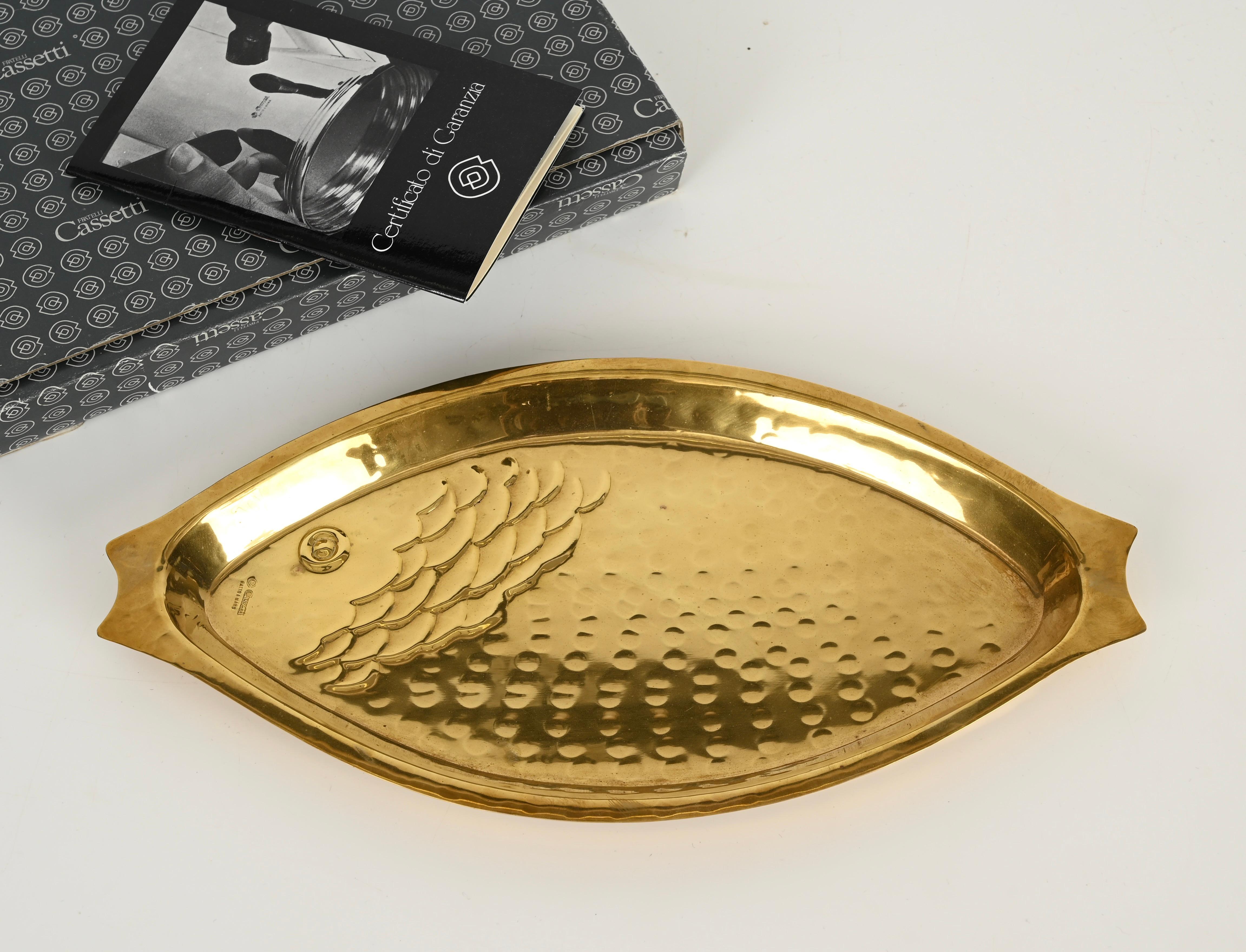 Vide-poche o centro de mesa de latón martillado hecho a mano por Cassetti, Italia 1970 en venta 1