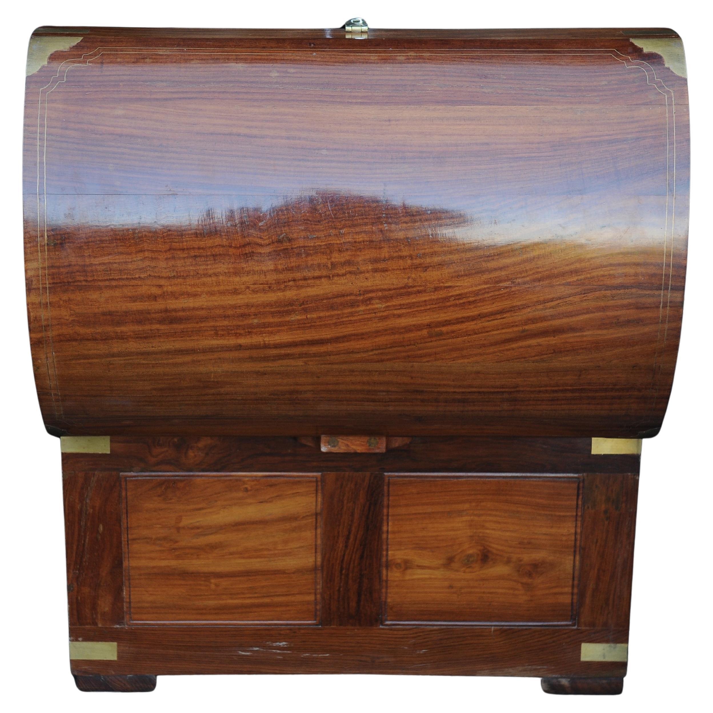Cómoda de campaña de dos cajones con cúpula, hecha a mano en madera noble y latón pulido a la francesa Británico en venta